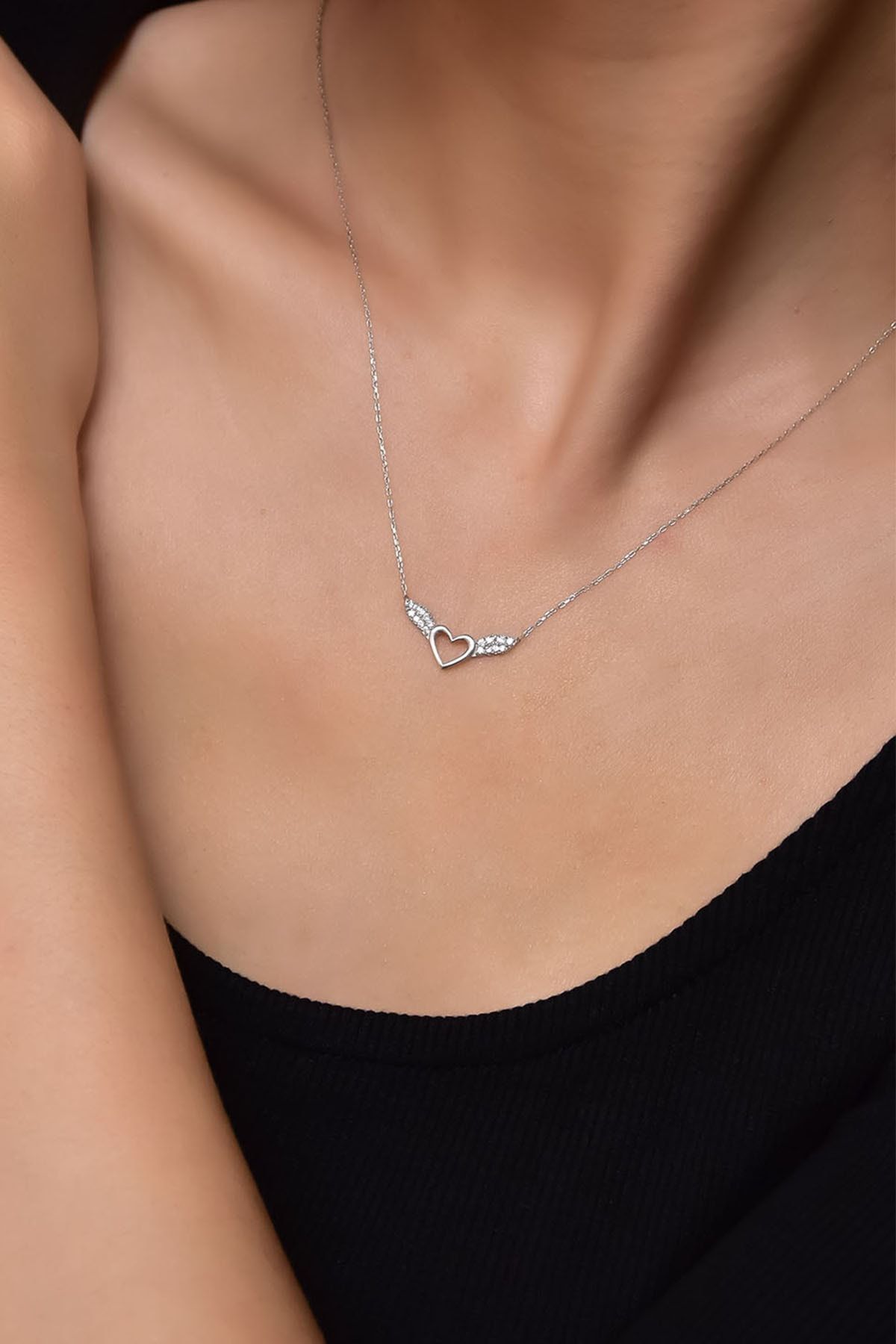 925 Ayar Gümüş Rodyum Kaplama Zirkon Taşlı Kalp Kanat Kolye