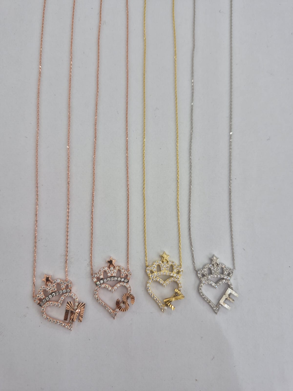 925 Ayar Gümüş Rodyum Kaplama Zirkon Taşlı Kalpli Kralıçe Tacı Kolye