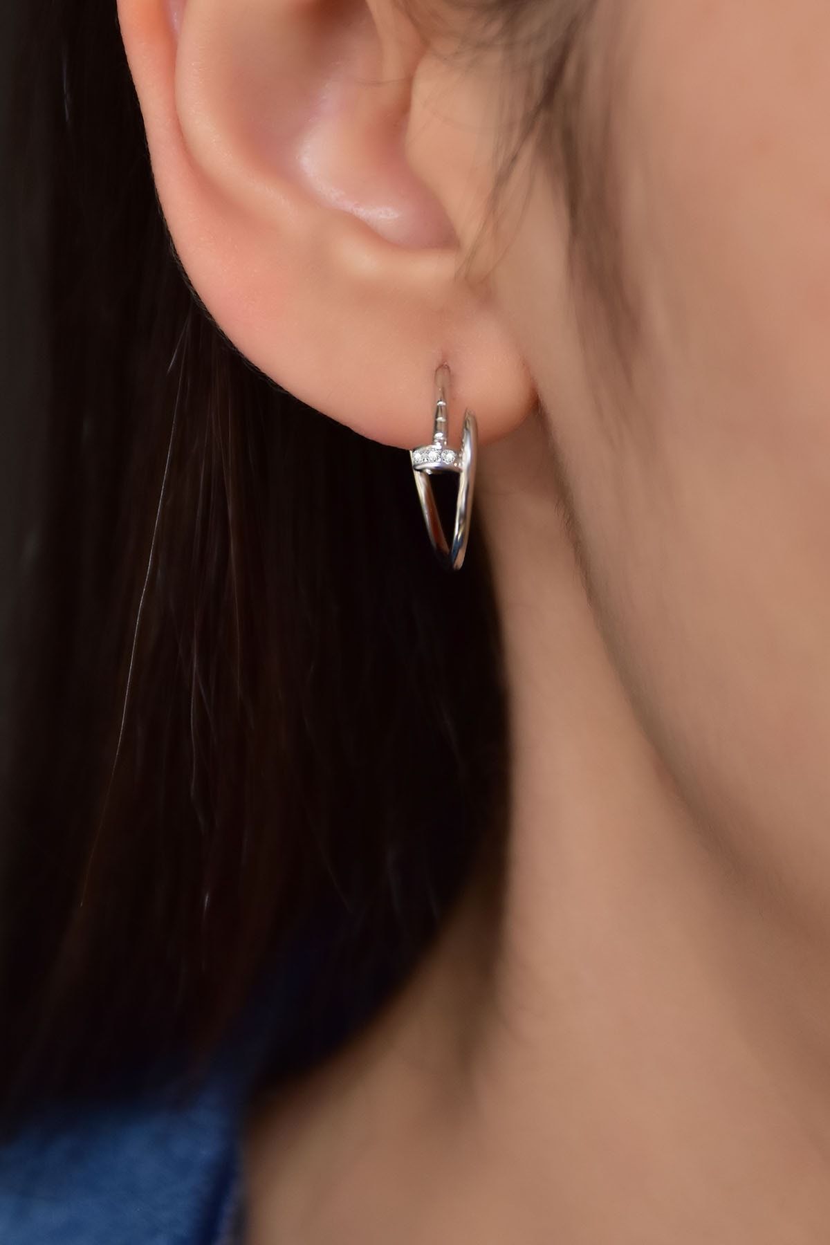 925 Ayar Gümüş Rodyum Kaplama Zirkon Taşlı Ok Halka Küpe