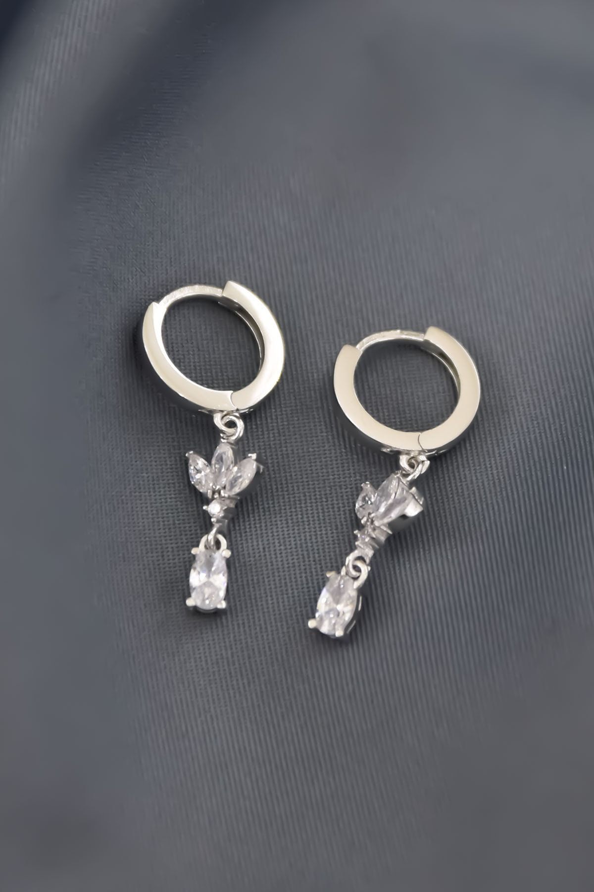 925 Ayar Gümüş Rodyum Kaplama Zirkon Taşlı Sallantılı Tasarım Halka Küpe