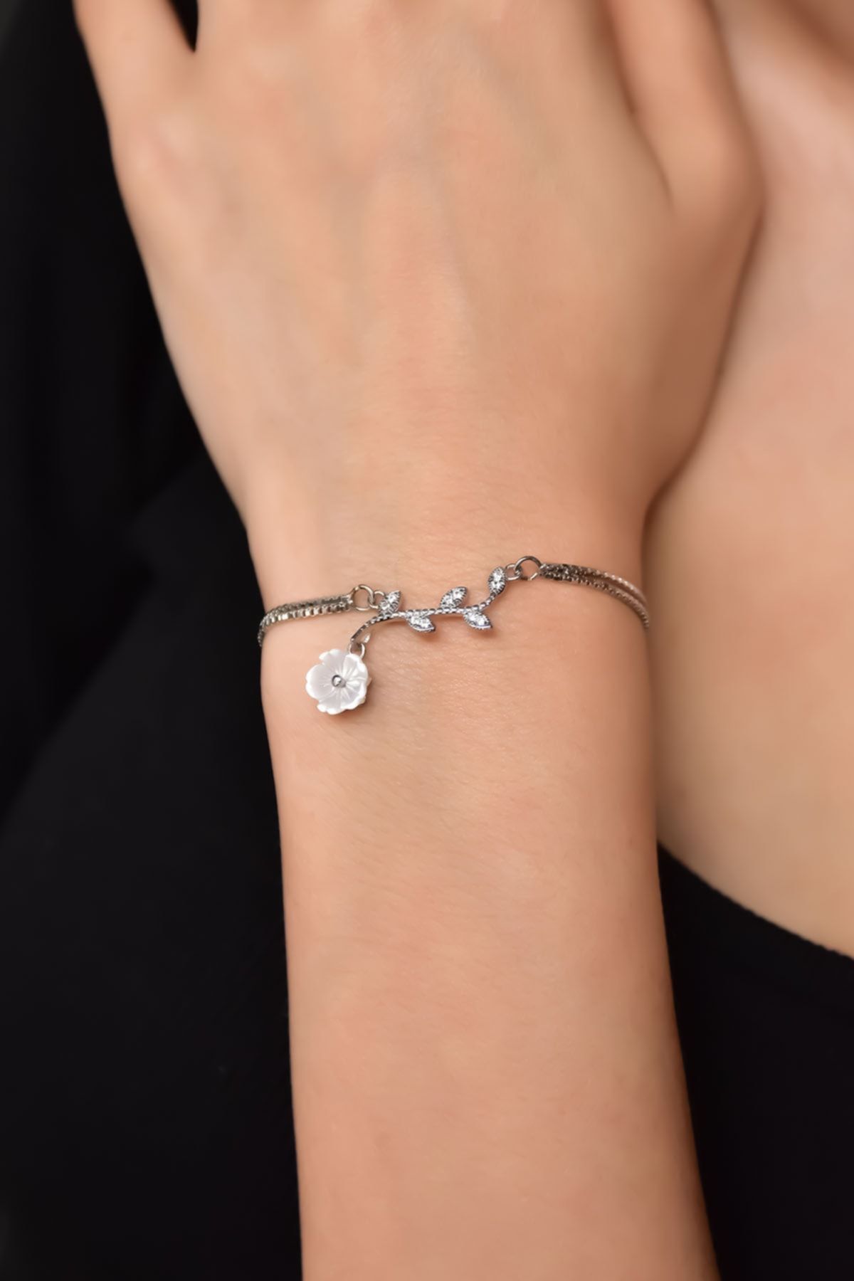925 Ayar Gümüş Rodyum Kaplama Zirkon Taşlı Sedef Manolya Çiçeiği Bileklik