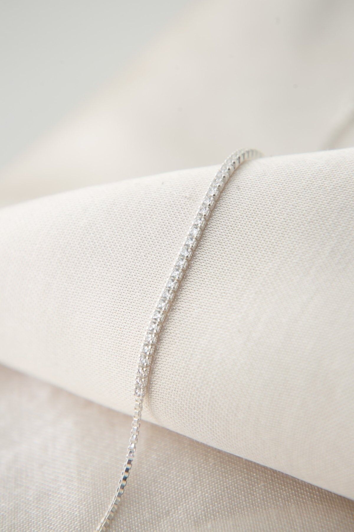 925 Ayar Gümüş Rodyum Kaplama Zirkon Taşlı Su Yolu Bileklik