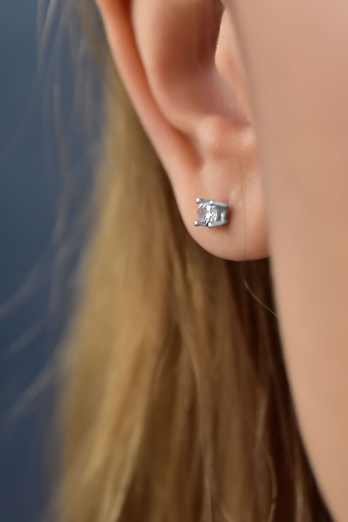 925 Ayar Gümüş Rodyum Kaplama Zirkon Taşlı Tektaş Küpe 4,0mm.