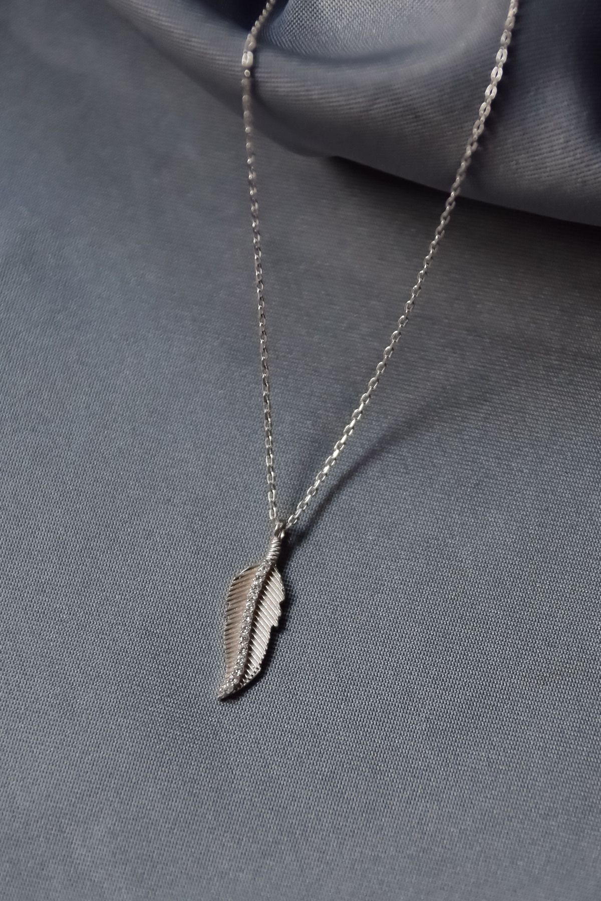 925 Ayar Gümüş Rodyum Kaplama Zirkon Taşlı Tüy Kolye