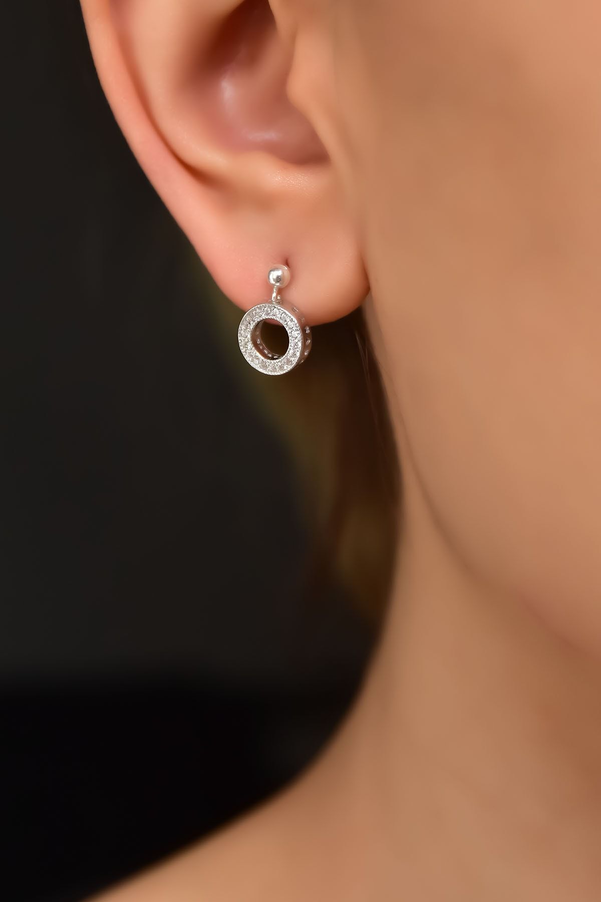 925 Ayar Gümüş Rodyum Kaplama Zirkon Taşlı Yuvarlak Çivili Küpe