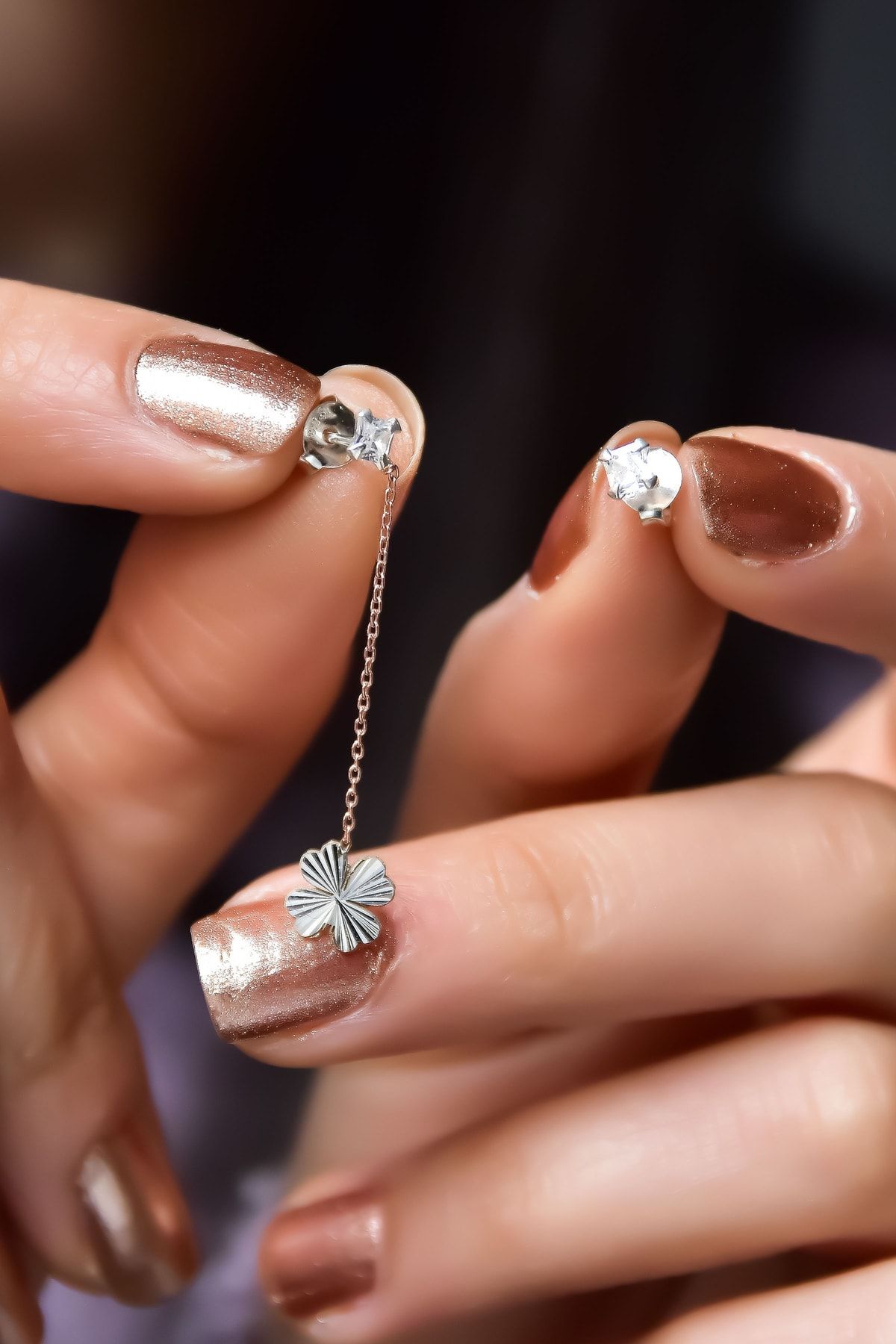 925 Ayar Gümüş Rodyum-rose Kaplama Tektaş Zincirli Kalemli Yonca Ve Tektaş Küpe