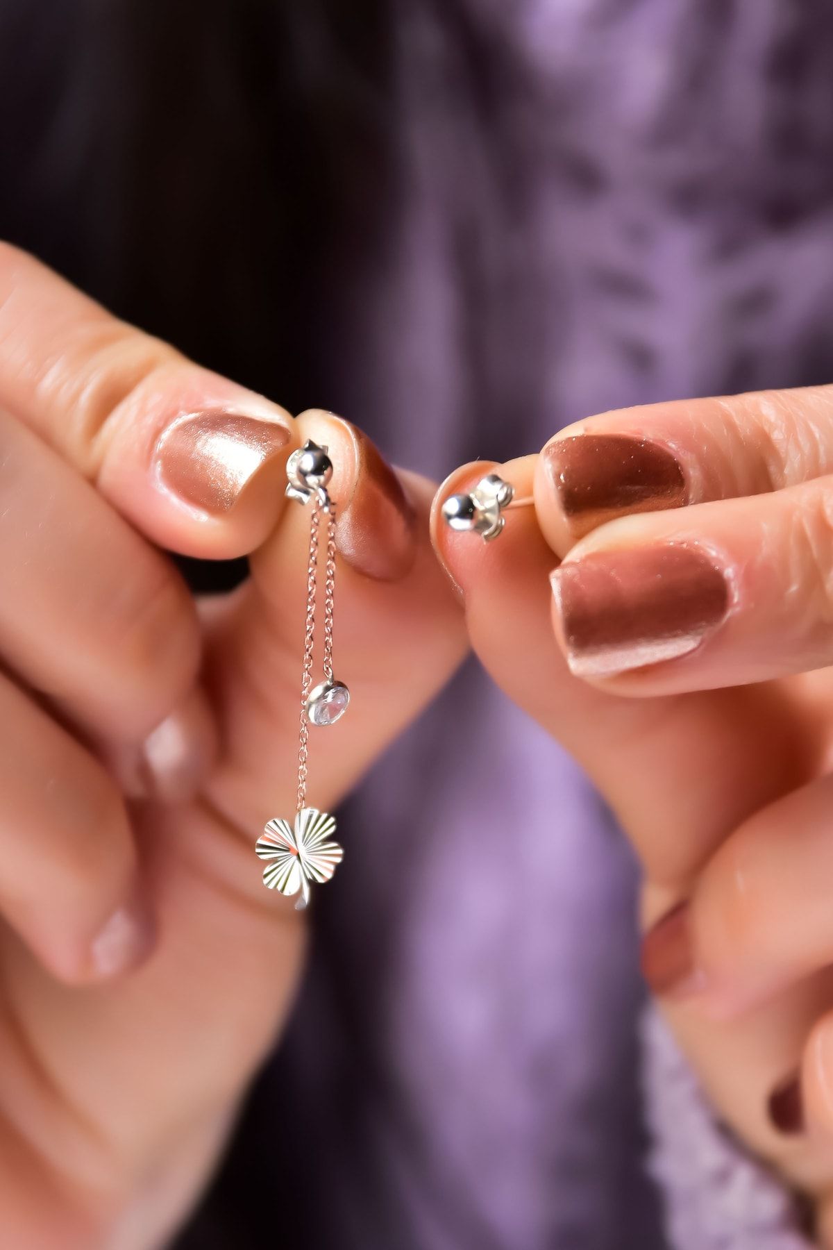 925 Ayar Gümüş Rodyum-rose Kaplama Zincir Kalemli Yonca, Taşlı Ve Top Küpe