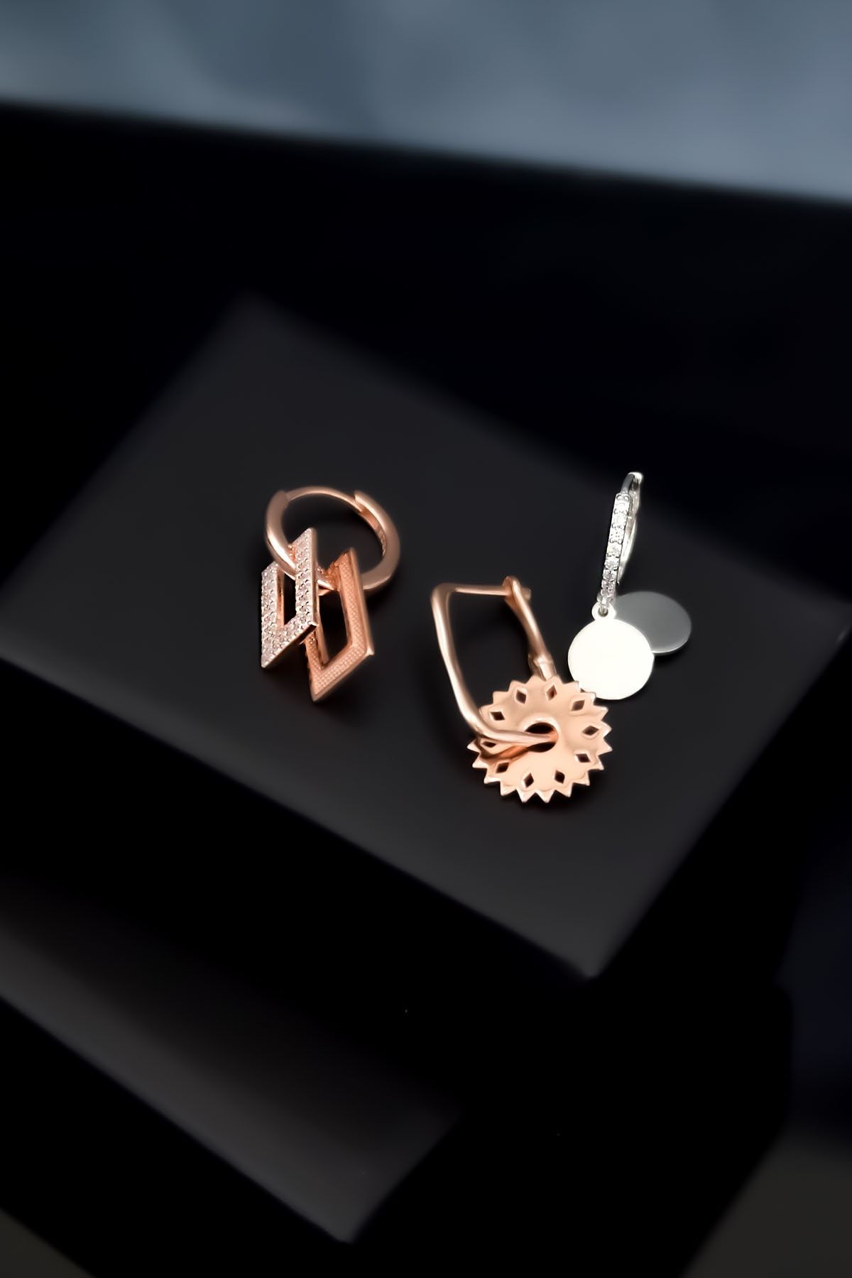 925 Ayar Gümüş Rodyum-rose Kaplama Zirkon Taşlı Sallantılı Tasarım Kombin Halka Küpe