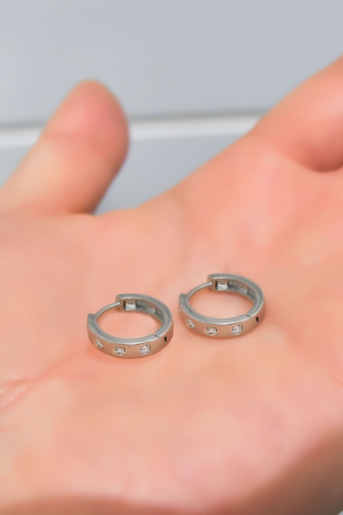 925 Ayar Gümüş Rodyum Zirkon Taşlı Halka Küpe