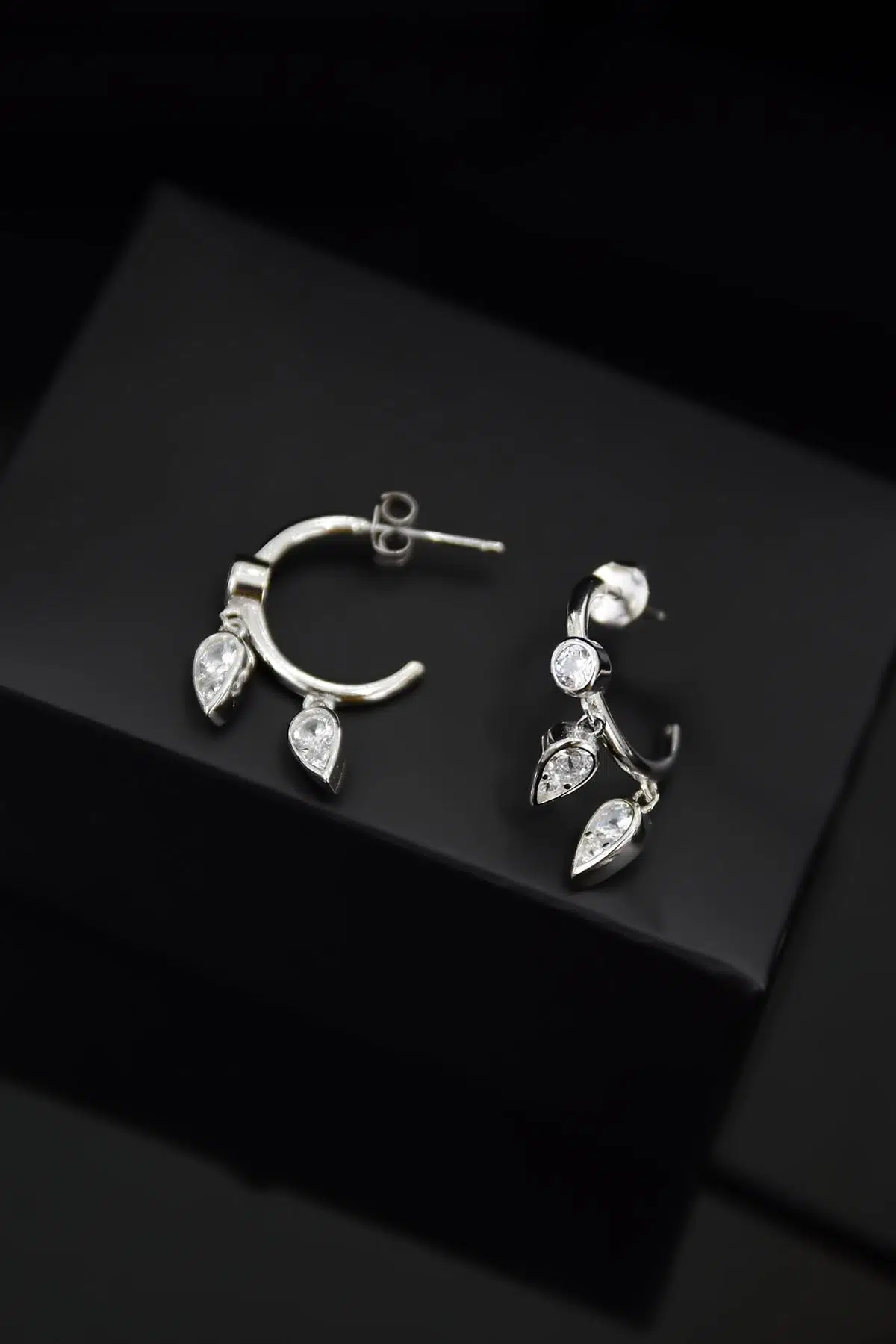 925 Ayar Gümüş Rodyum Zirkon Taşlı Yaprak Halka Küpe