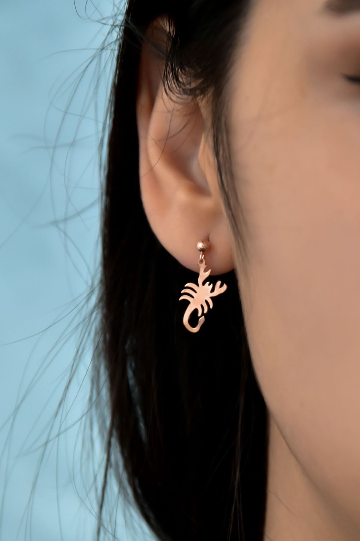 925 Ayar Gümüş Rose Kaplama Akrep Model Çivili Kadın Top Küpe