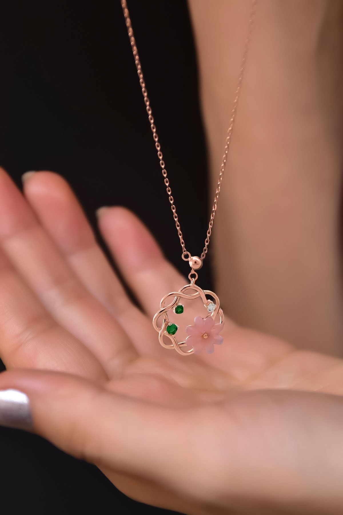 925 Ayar Gümüş Rose Kaplama Asansör Zincirli Tasarım Sedef Manolya Çiçeği Kolye