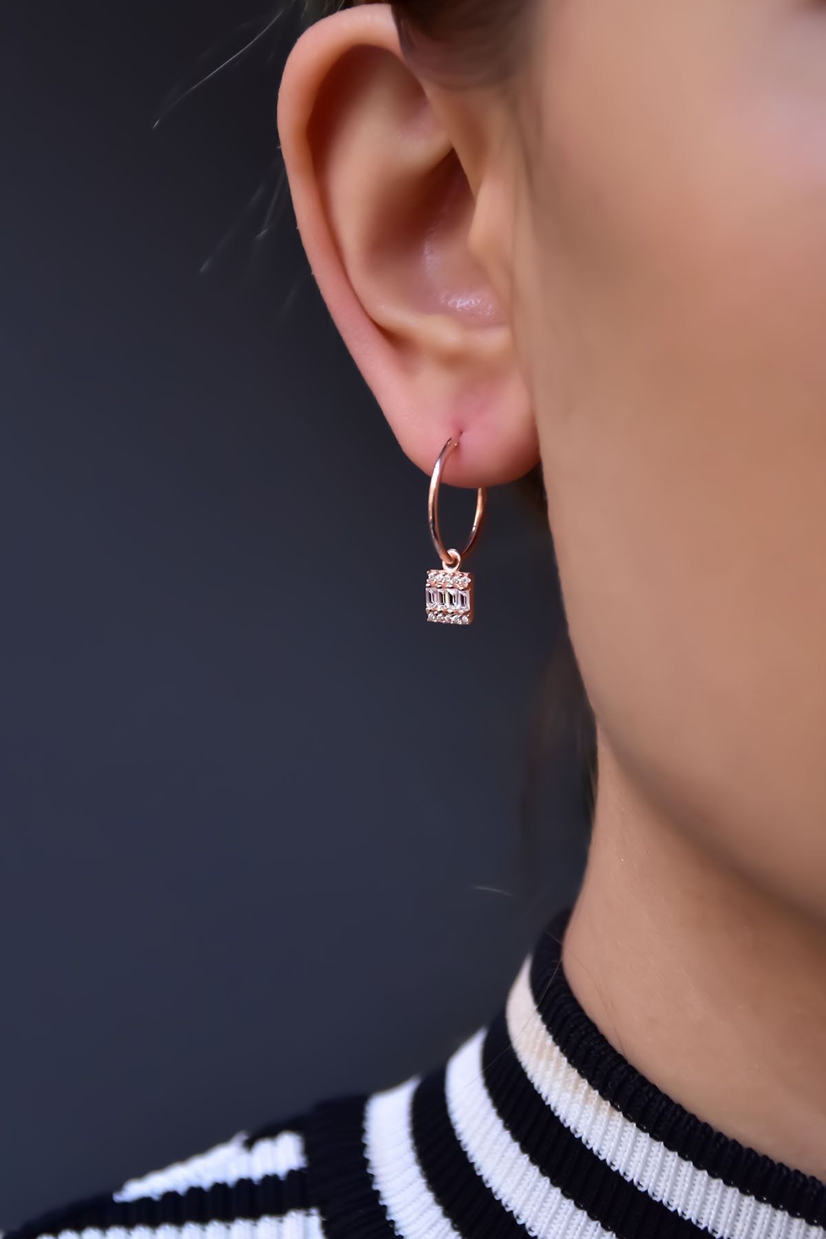 925 Ayar Gümüş Rose Kaplama Baget Taşlı Square Halka Küpe