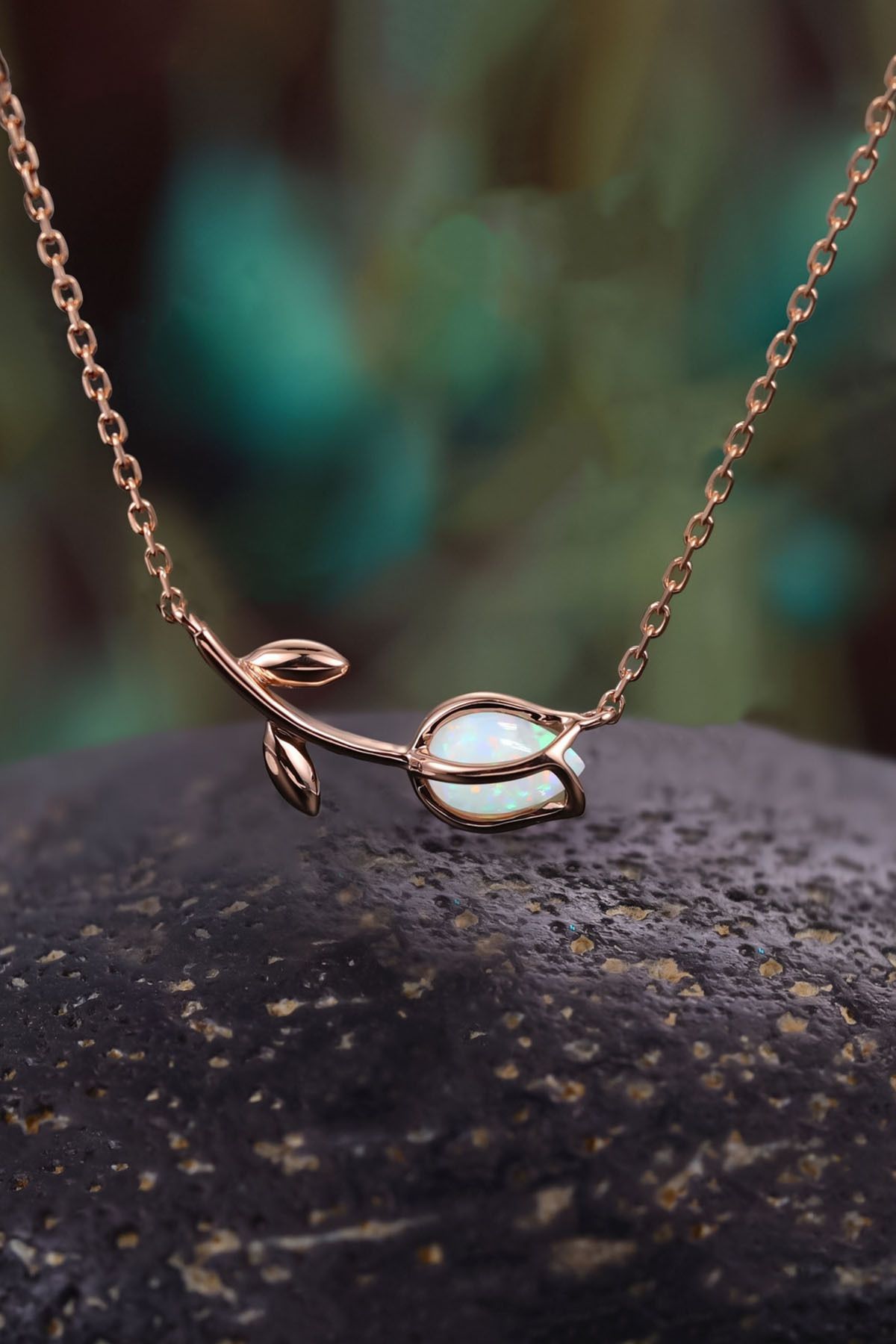 925 Ayar Gümüş Rose Kaplama Beyaz Opal Taşlı Lale Kolye