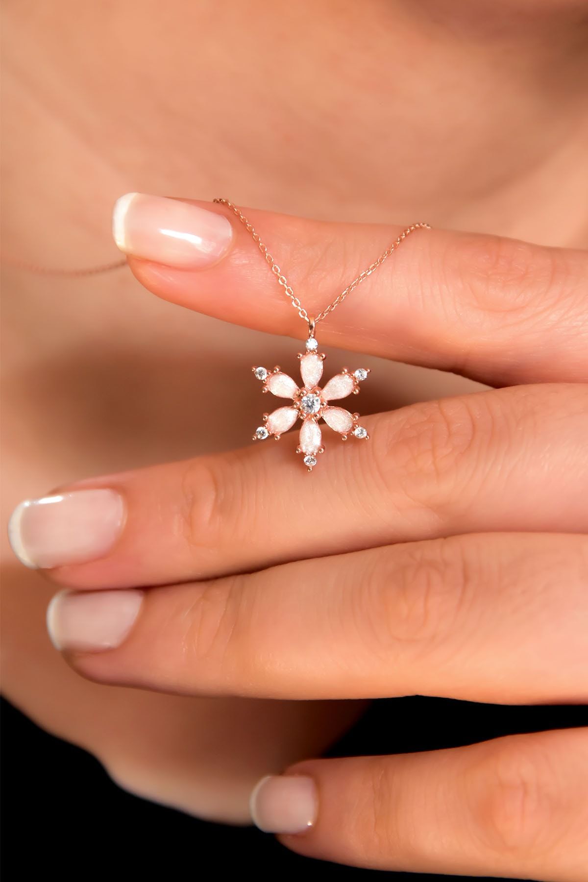 925 Ayar Gümüş Rose Kaplama Beyaz Sedef Mineli Kamelya Çiçeği Kolye