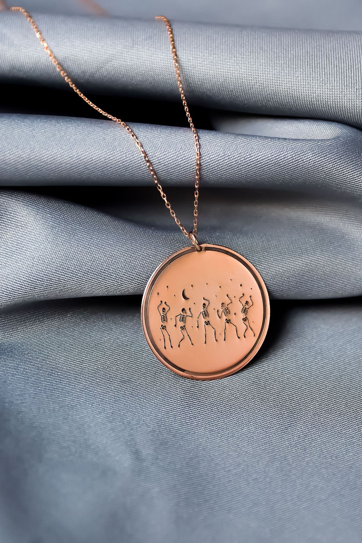 925 Ayar Gümüş Rose Kaplama Cadılar Bayramı, İskelet Dansı Çizimli Plaka Kolye