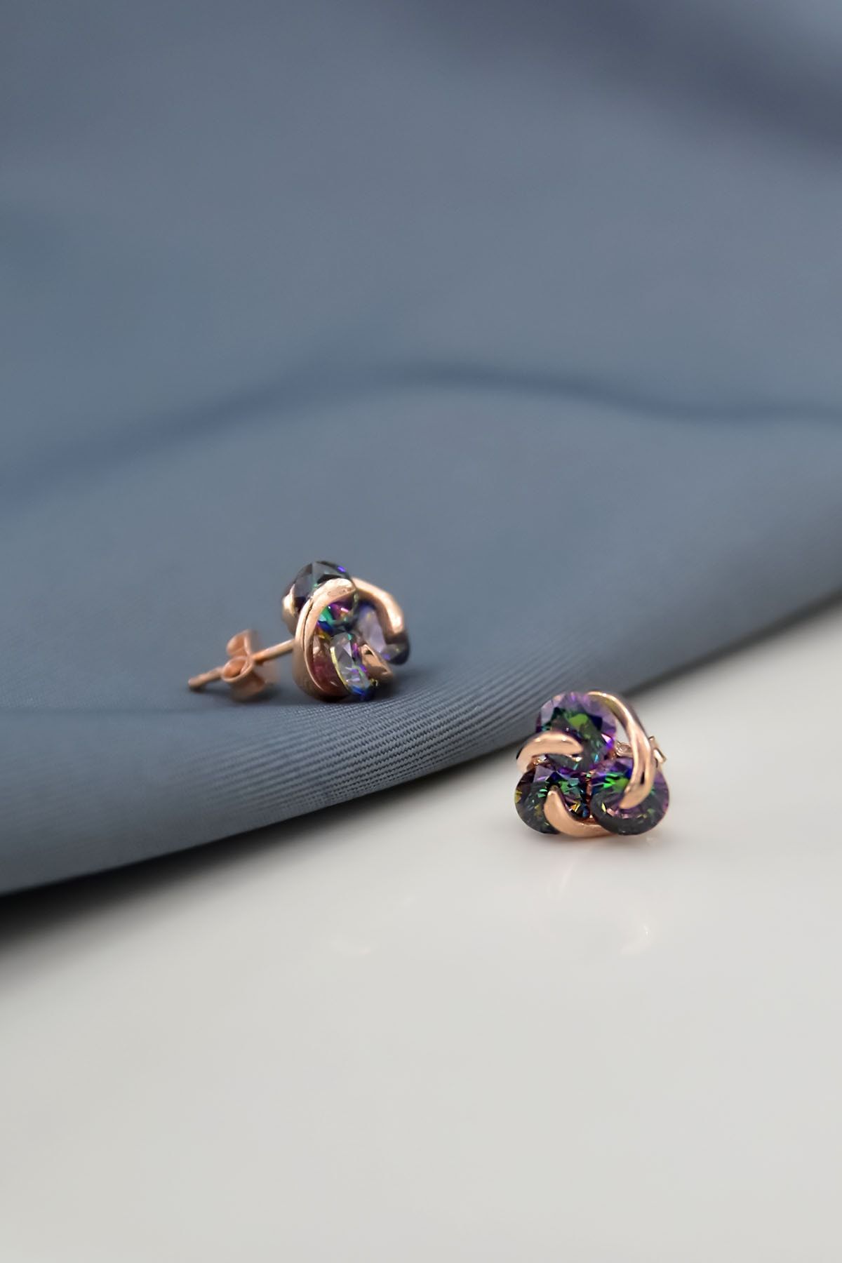 925 Ayar Gümüş Rose Kaplama Çivili Mistik Topaz Taşlı Tria, Loop Küpe