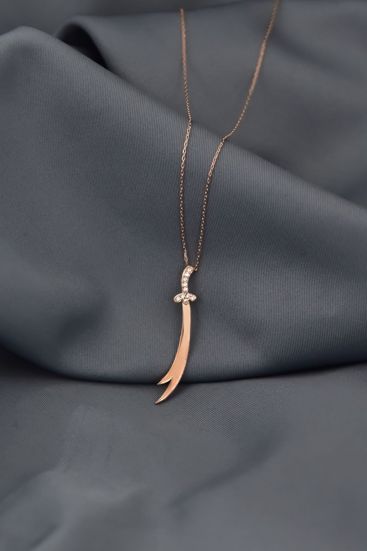 925 Ayar Gümüş Rose Kaplama Dikey Taşlı Zülfikar Kılıç Kolye