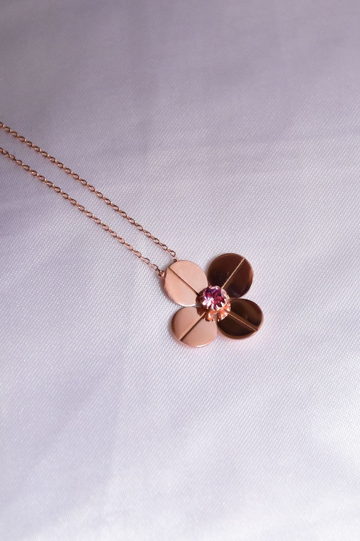 925 Ayar Gümüş Rose Kaplama Dört Yapraklı Ekim Ayı Doğum Taşı Frezya Çiçeği Kolye