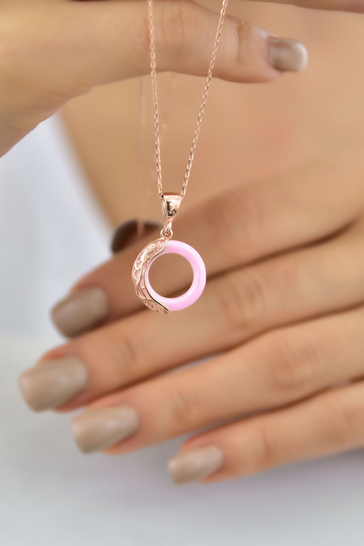 925 Ayar Gümüş Rose Kaplama Ejderha Desenli Pembe Simit Kolye