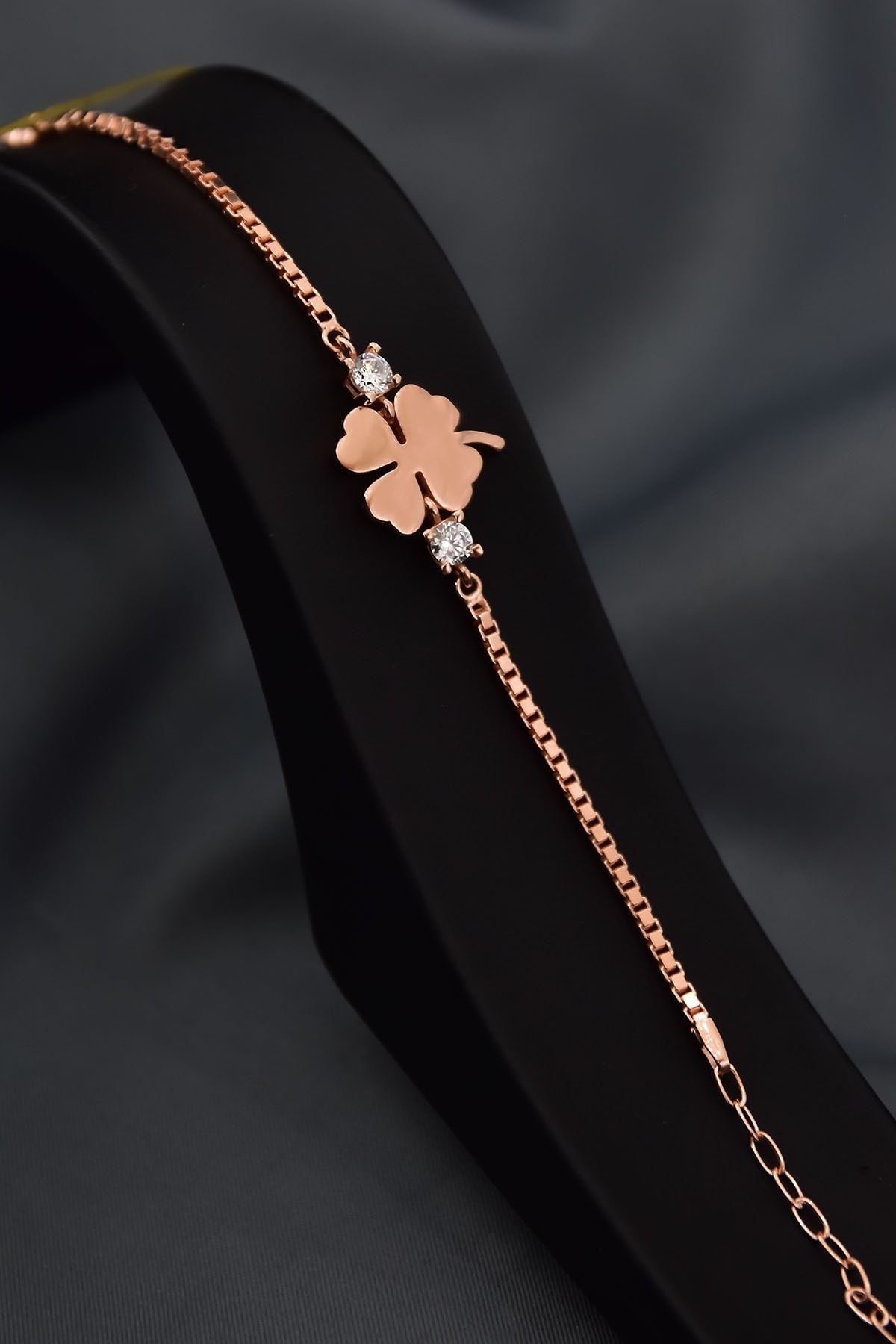 925 Ayar Gümüş Rose Kaplama Ezme Küp Zincir Tektaşlı Yonca Bileklik