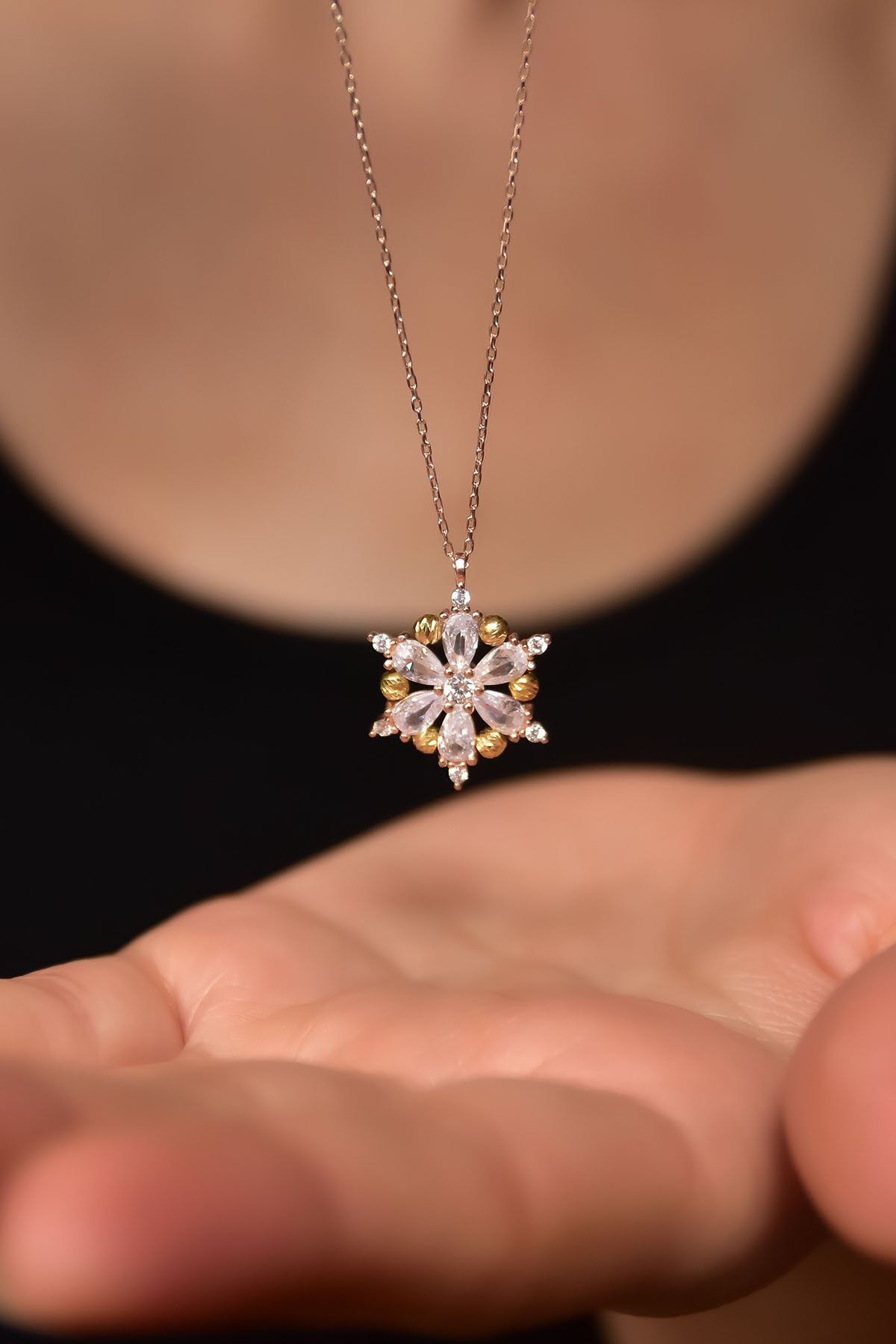 925 Ayar Gümüş Rose Kaplama Gold Dorika Toplu Beyaz Taşlı Kamelya Çiçeği Kolye