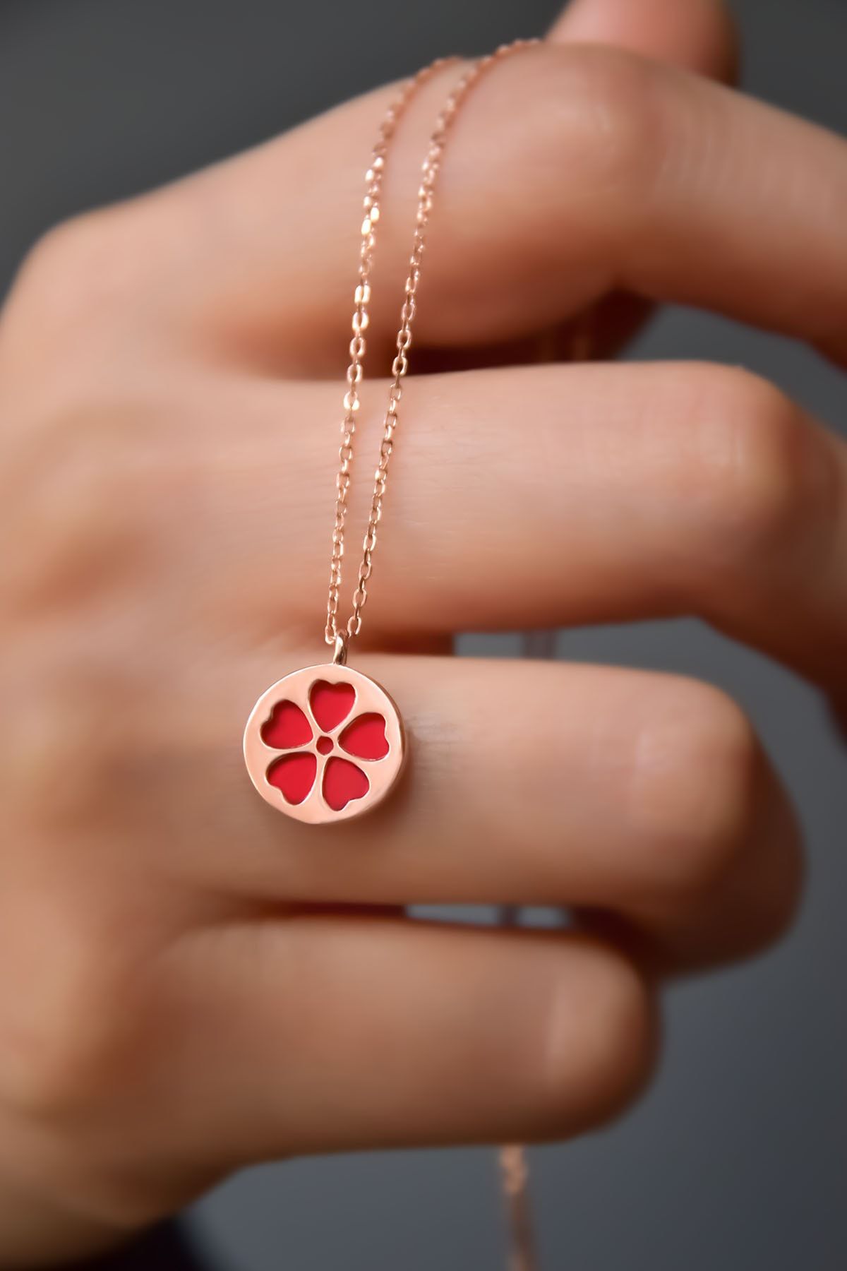 925 Ayar Gümüş Rose Kaplama Kırmızı Plaka Üzeri Yonca Kolye