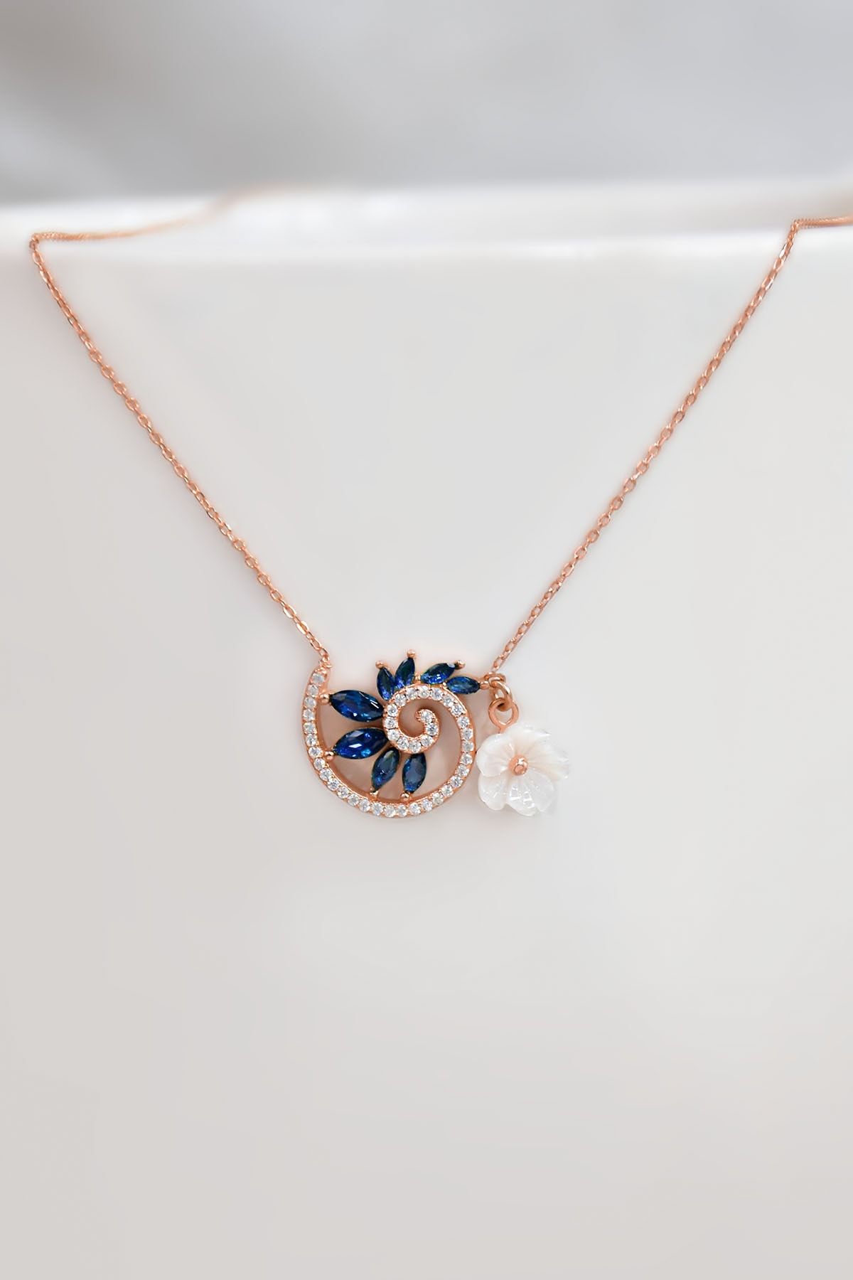 925 Ayar Gümüş Rose Kaplama Lacivert Taşlı Tasarım Sedef Manolya Çiçeği Kolye