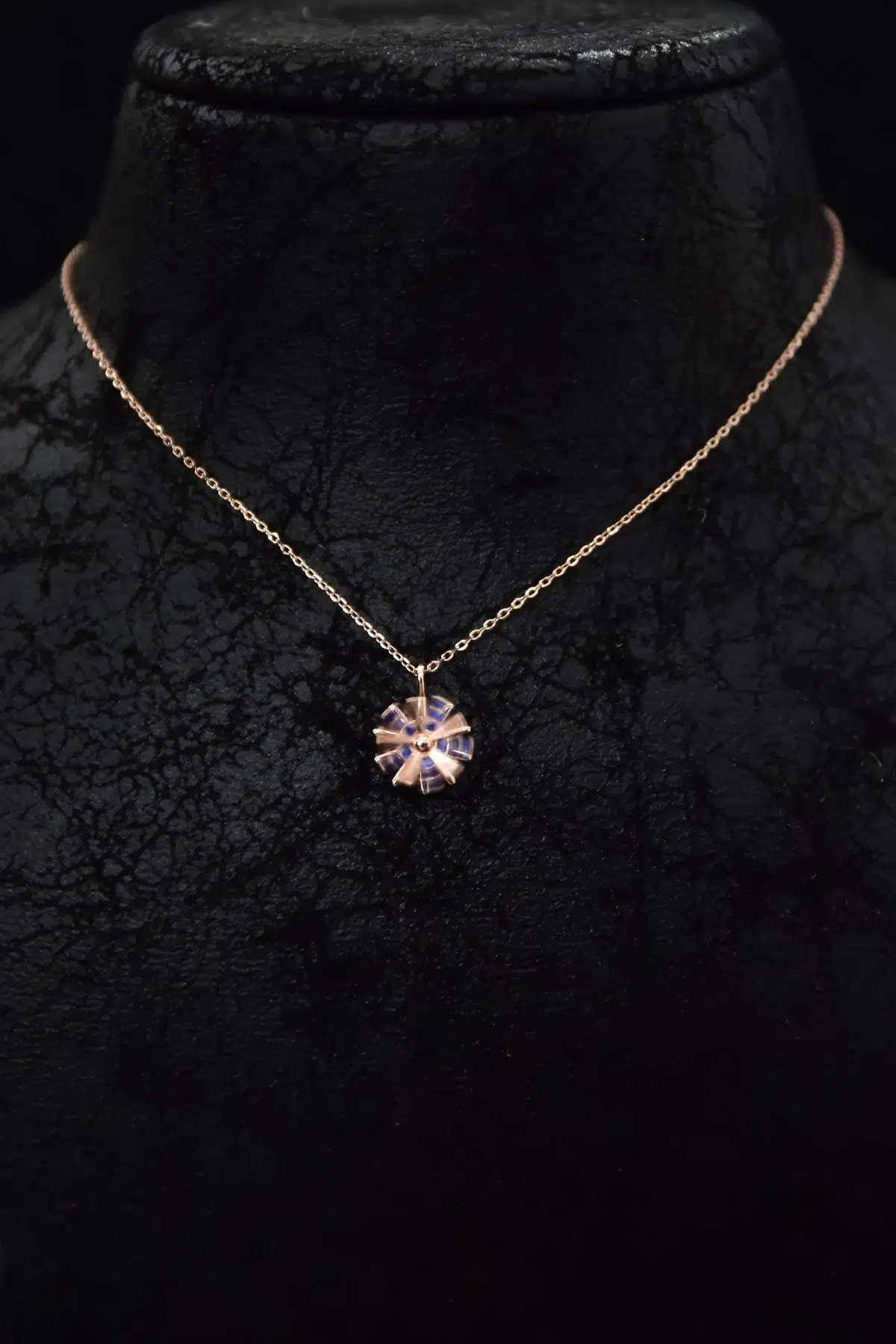 925 Ayar Gümüş Rose Kaplama Lacivert Zirkon Taşlı Dönen Güneş Kolye