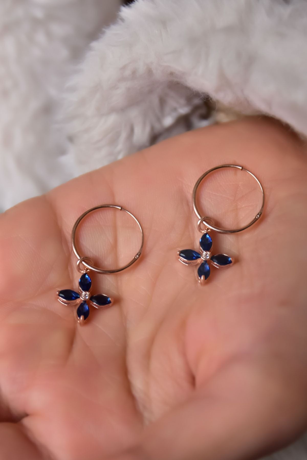 925 Ayar Gümüş Rose Kaplama Lacivert Zirkon Taşlı Plumeria Halka Küpe