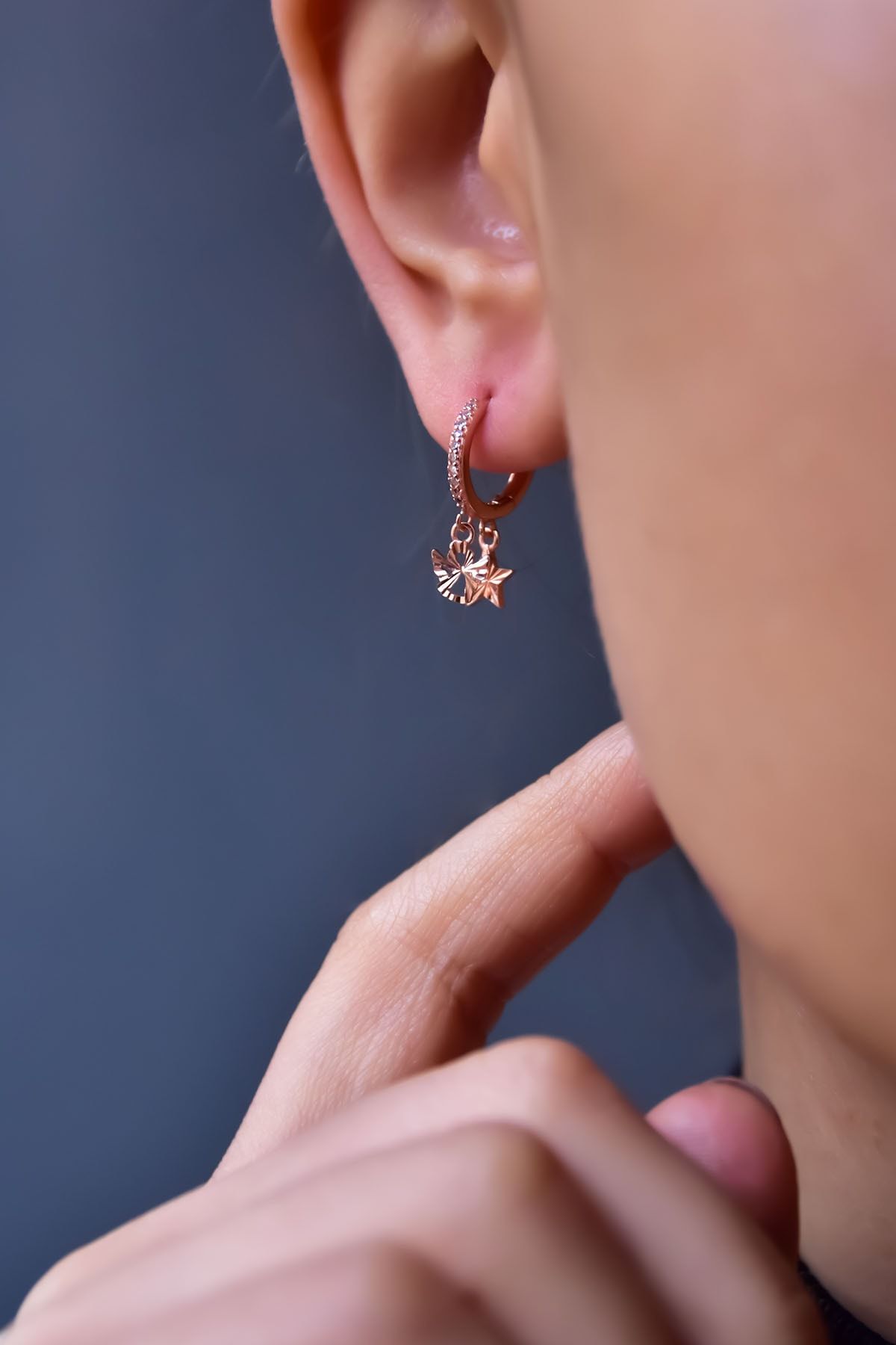 925 Ayar Gümüş Rose Kaplama Melek Ve Yıldız Figürlü Minimal Halka Kadın Küpe