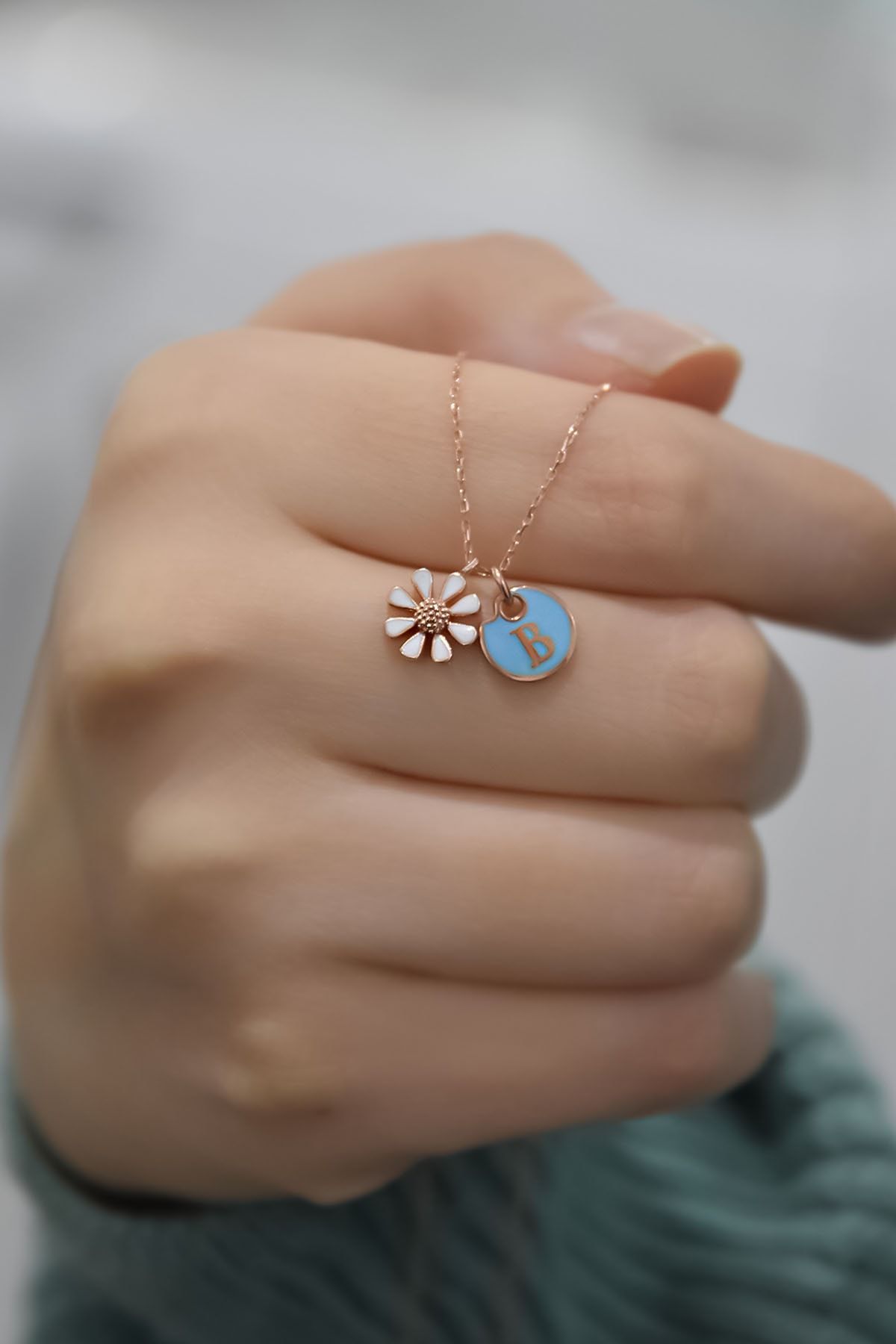 925 Ayar Gümüş Rose Kaplama Mineli B Harfli Papatya Kolye