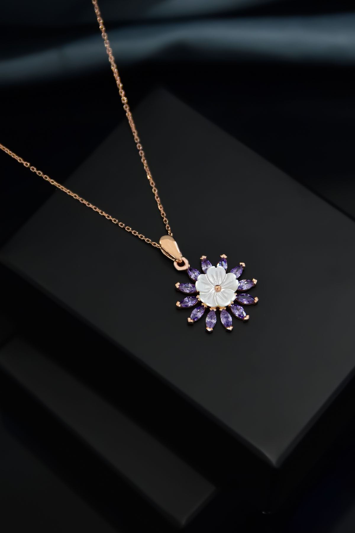 925 Ayar Gümüş Rose Kaplama Mor Zirkon Taşlı Sedef Manolya Çiçeği Kolye