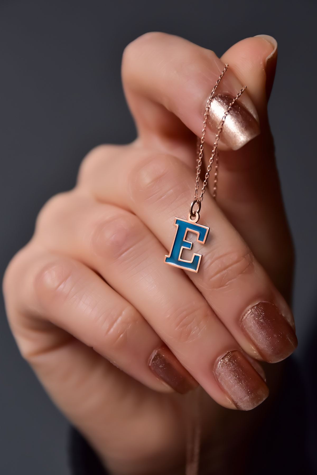 925 Ayar Gümüş Rose Kaplama Parlayan Rüya Serisi Tasarım Ebruli Cam Boyalı Mavi E Harfi Kolye