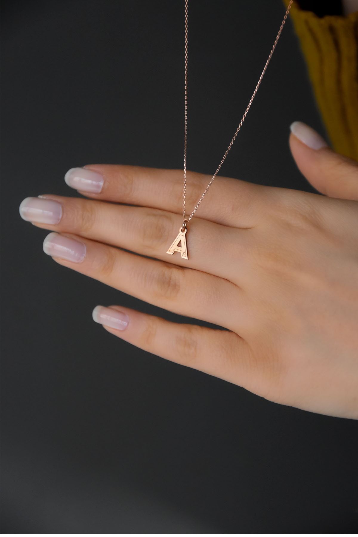 925 Ayar Gümüş Rose Kaplama Rölyefli Plaka Harf Kolye