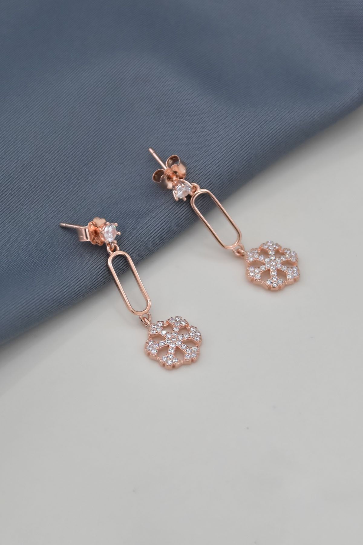 925 Ayar Gümüş Rose Kaplama Sallantılı Köşesiz Dikdörtgen Tektaş Kar Tanesi Küpe