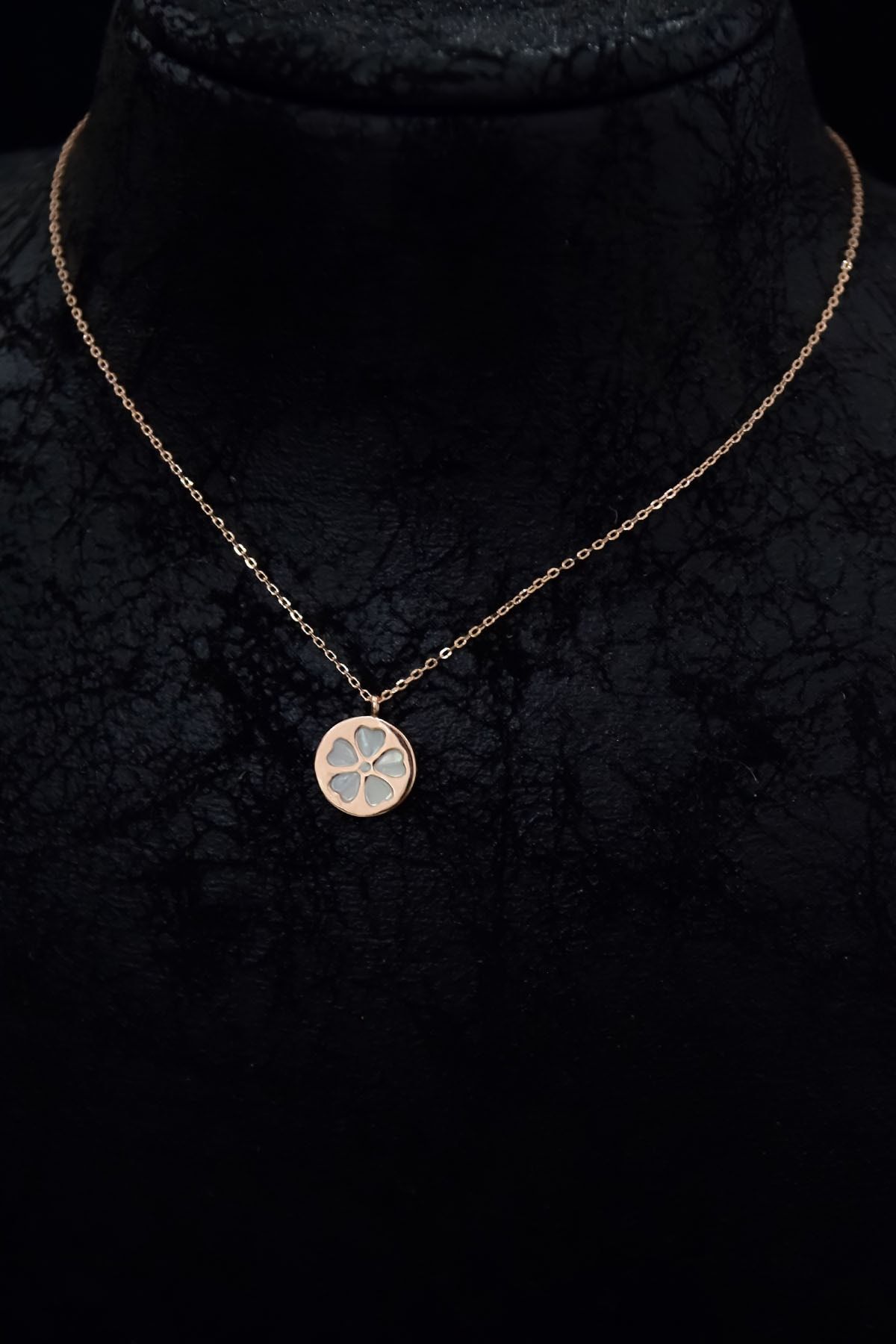 925 Ayar Gümüş Rose Kaplama Sedef Plaka Üzeri Yonca Kolye