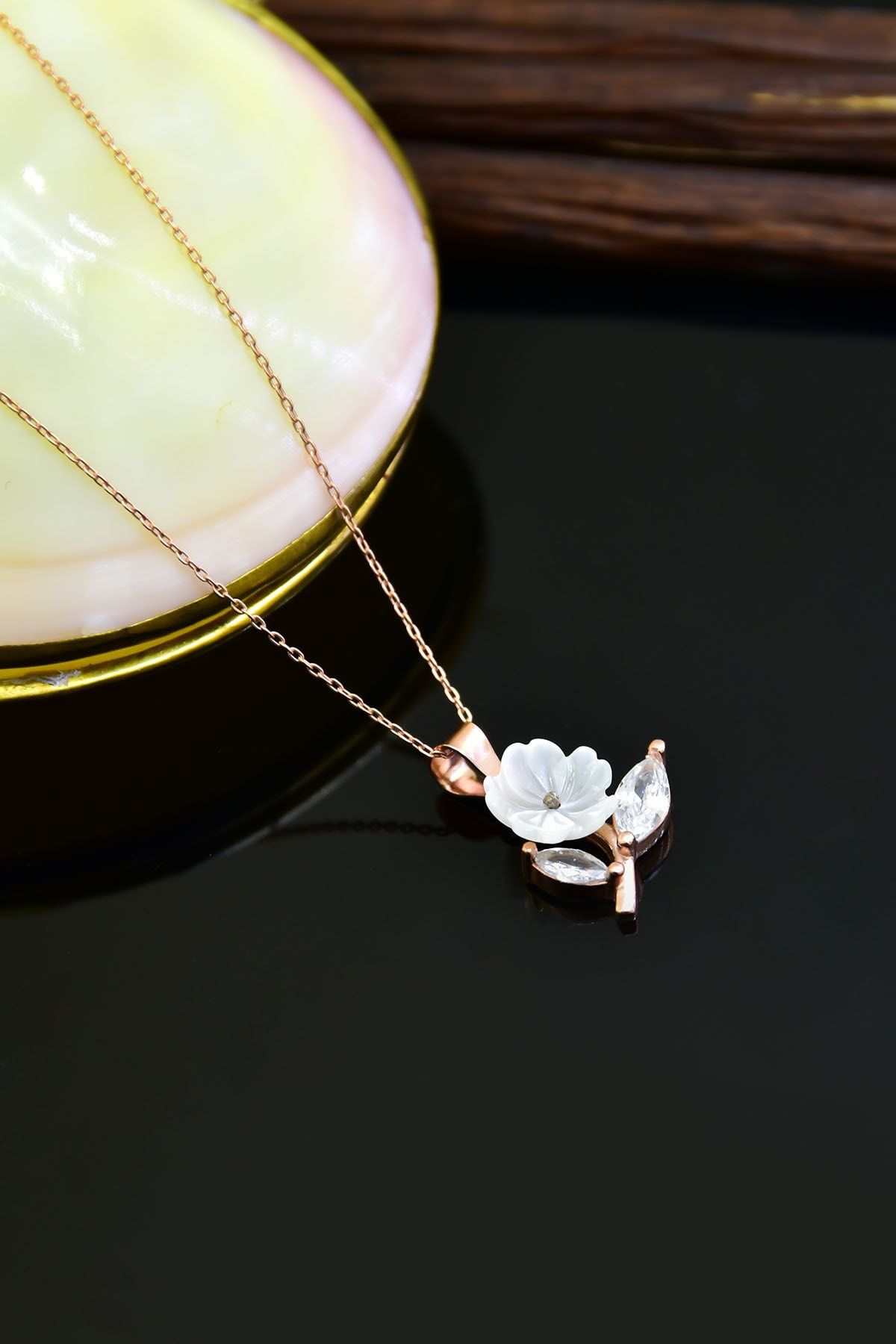 925 Ayar Gümüş Rose Kaplama Sedef Taşlı Manolya Kadın Kolye