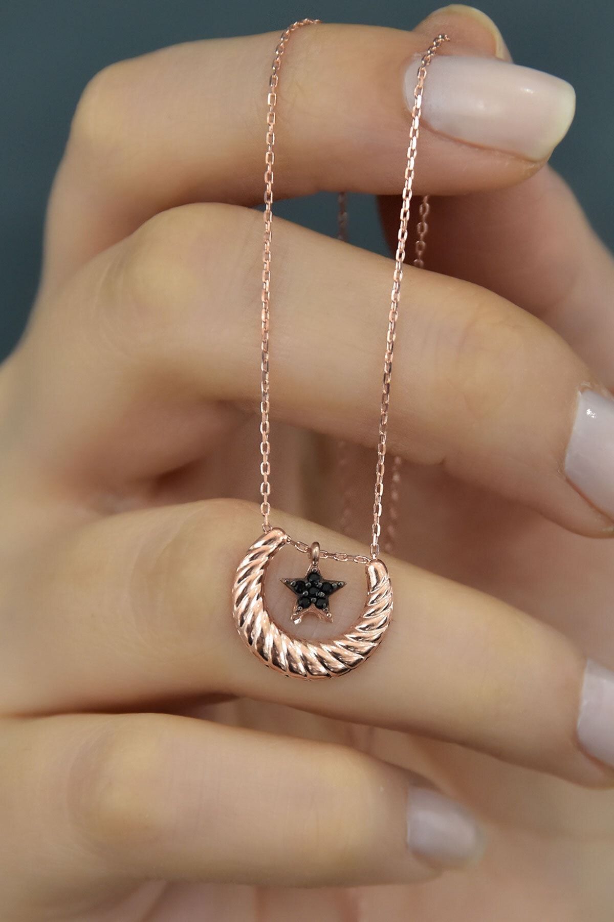 925 Ayar Gümüş Rose Kaplama Siyah Taşlı Yıldız Detaylı Çizgili Hilal Kolye
