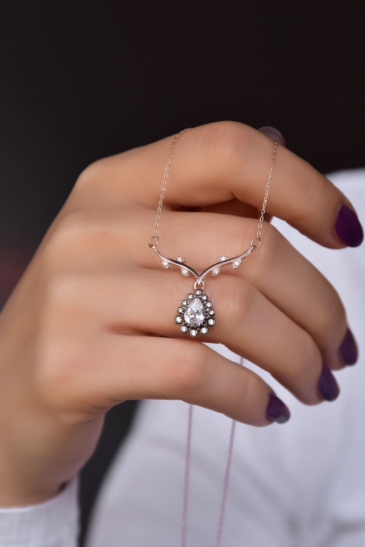 925 Ayar Gümüş Rose Kaplama Tasarım Sarmaşık Dallı Elmas Montür Damla Kolye