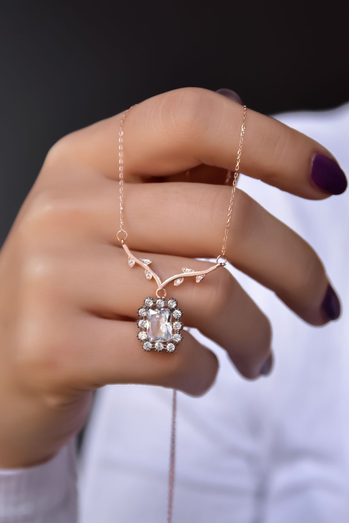 925 Ayar Gümüş Rose Kaplama Tasarım Sarmaşık Dallı Kare Elmas Montür Kolye