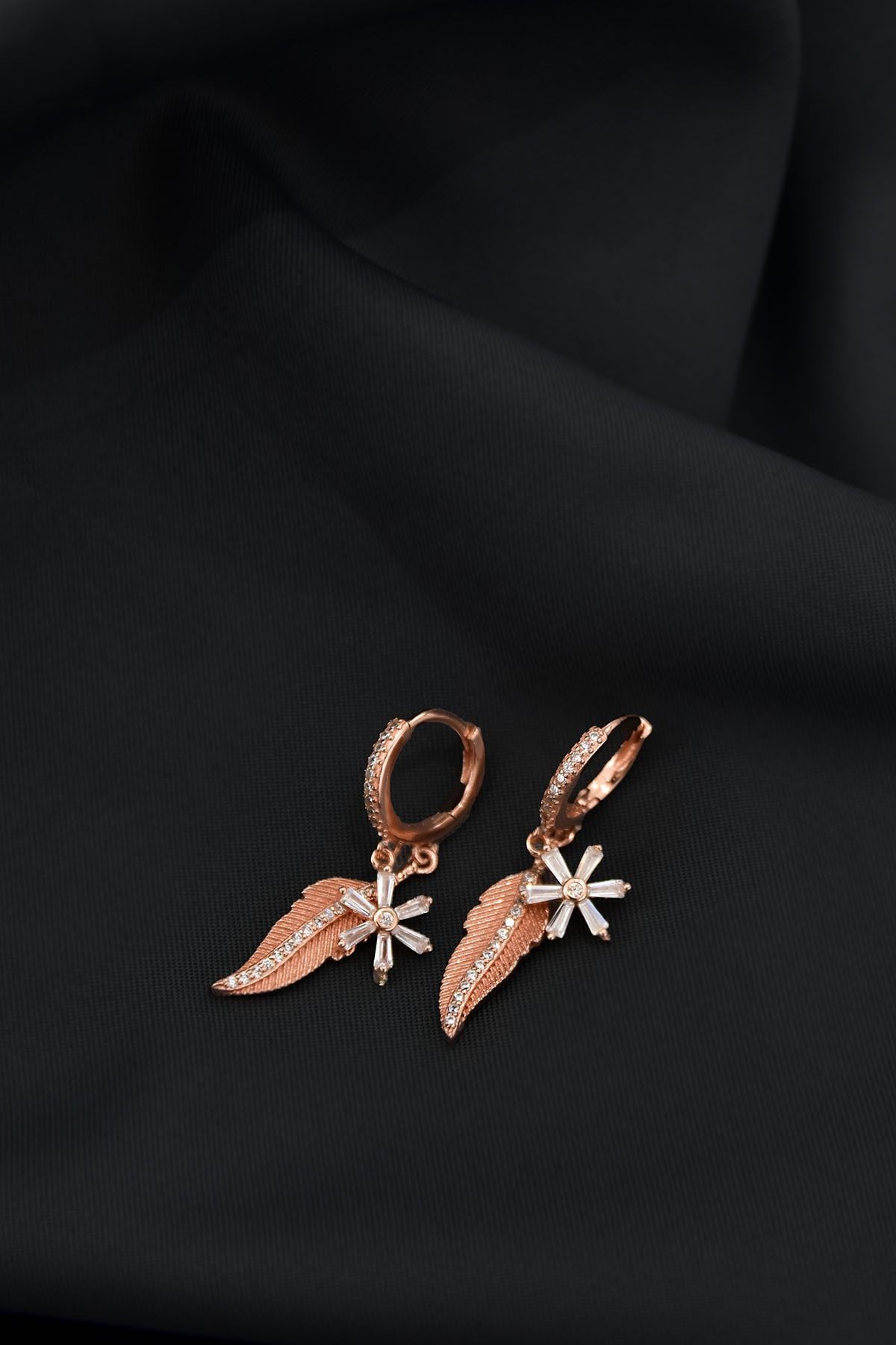 925 Ayar Gümüş Rose Kaplama Tasarım Zirkon Taşlı Yaprak Ve Akasma Çiçeği Halka Küpe