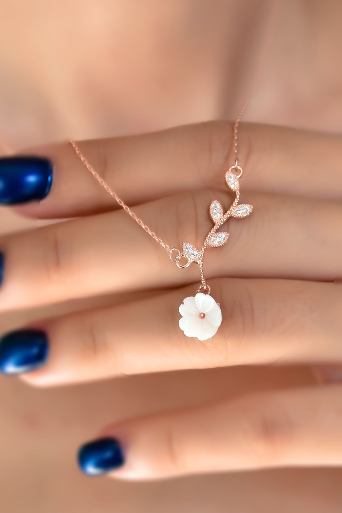 925 Ayar Gümüş Rose Kaplama Taşlı Manolya Çiçeği Kadın Kolye