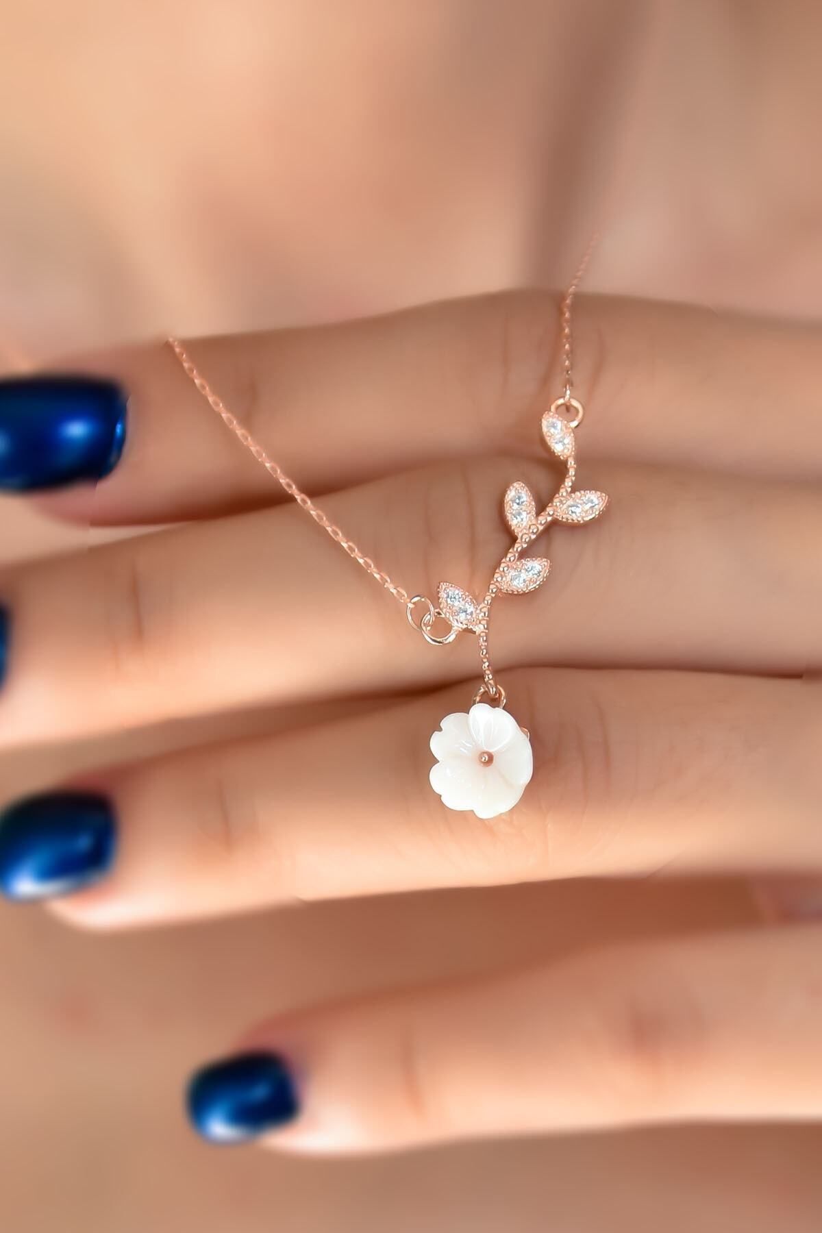 925 Ayar Gümüş Rose Kaplama Taşlı Manolya Çiçeği Kadın Kolye