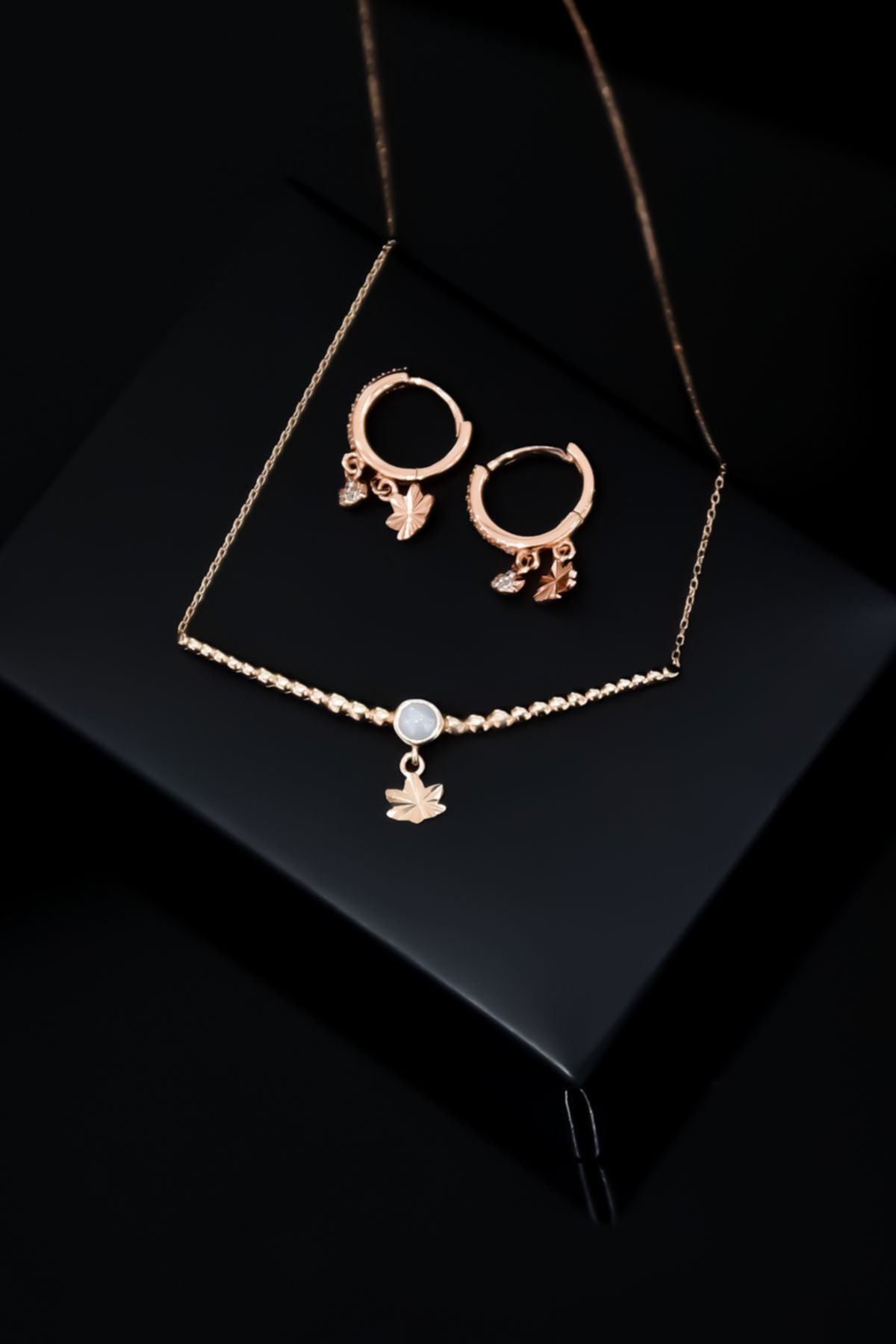 925 Ayar Gümüş Rose Kaplama Top Motifli Beyaz Ay Taşı Lotus Kolye Ve Küpe Set