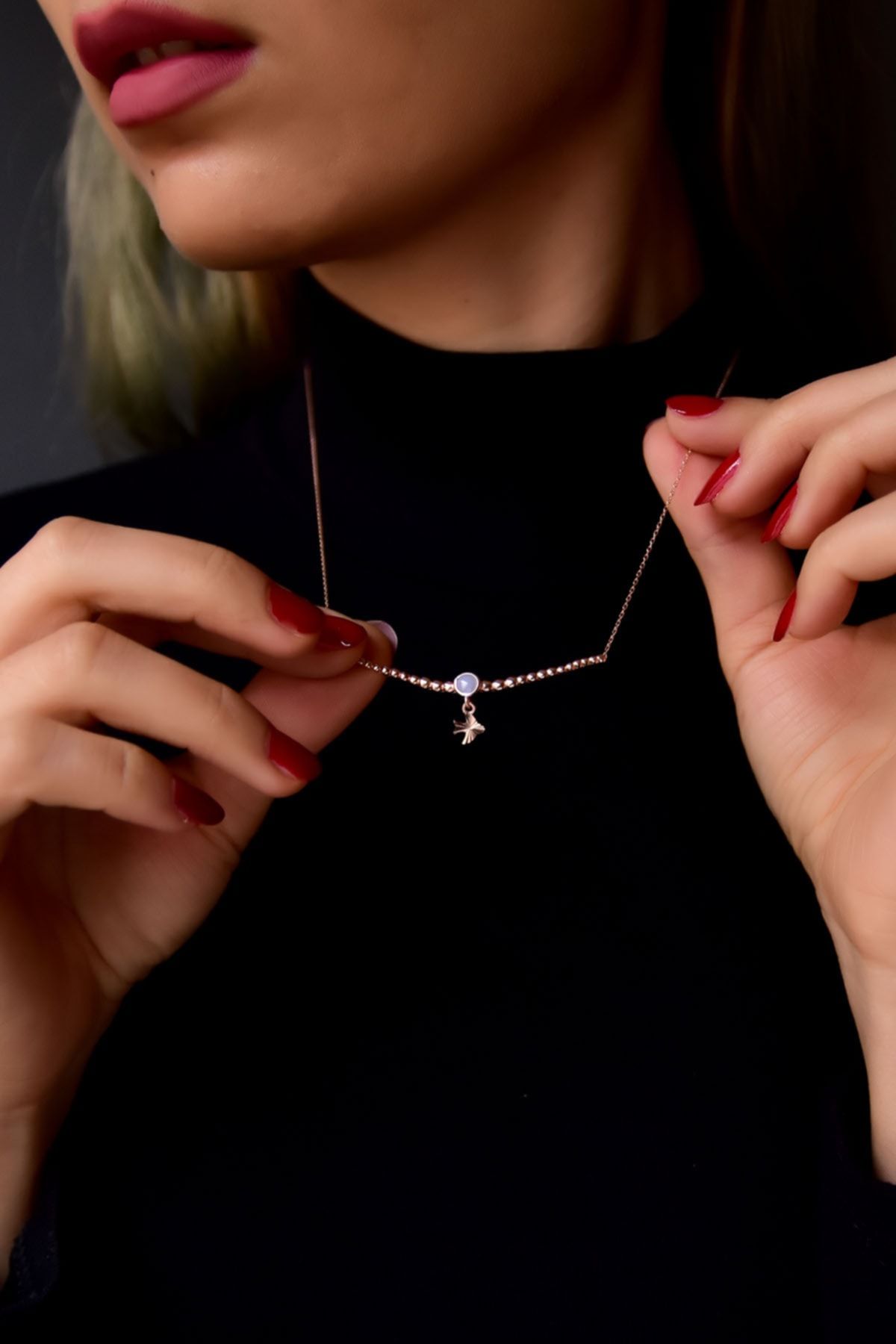 925 Ayar Gümüş Rose Kaplama Top Motifli Lila Ay Taşı Kırlangıç Kolye