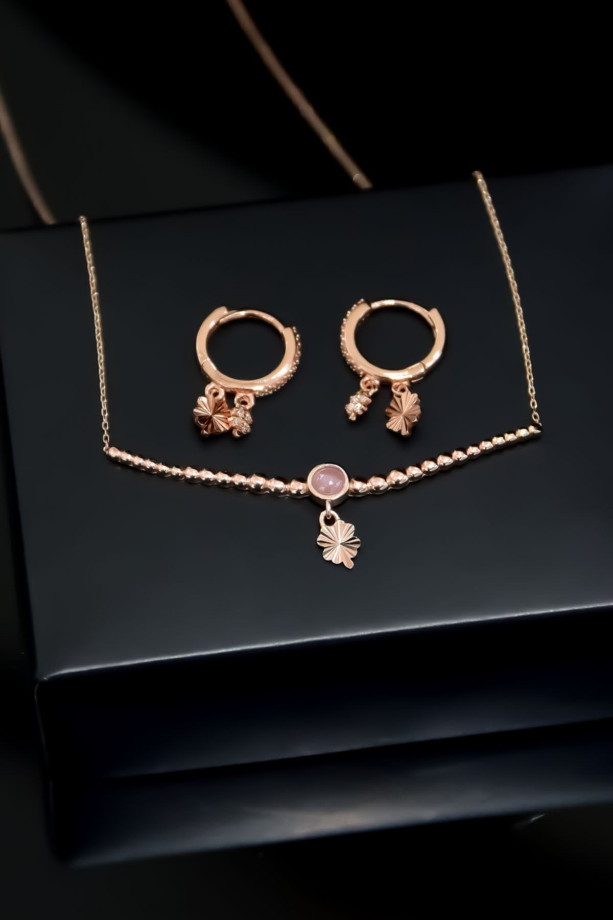 925 Ayar Gümüş Rose Kaplama Top Motifli Pembe Ay Taşı Yonca Kolye Ve Küpe Set