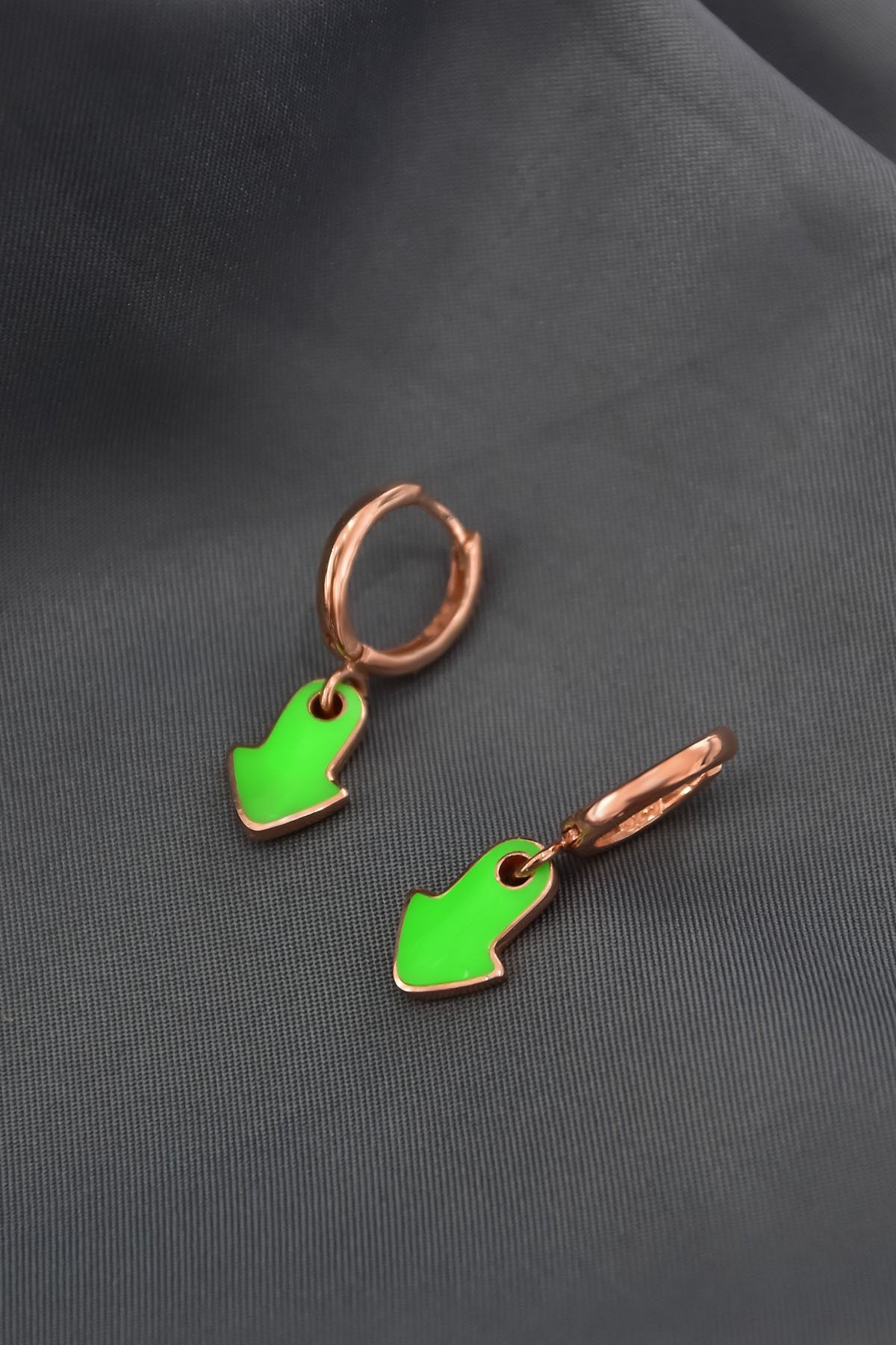 925 Ayar Gümüş Rose Kaplama Yeşil Mineli Arrow Sembollü Halka Küpe