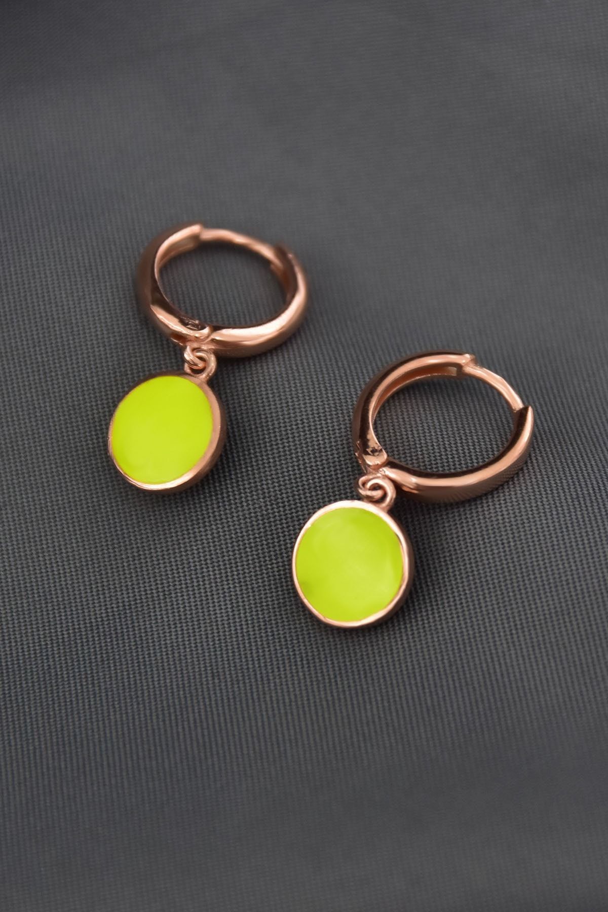 925 Ayar Gümüş Rose Kaplama Yeşil Mineli Yuvarlak Halka Küpe