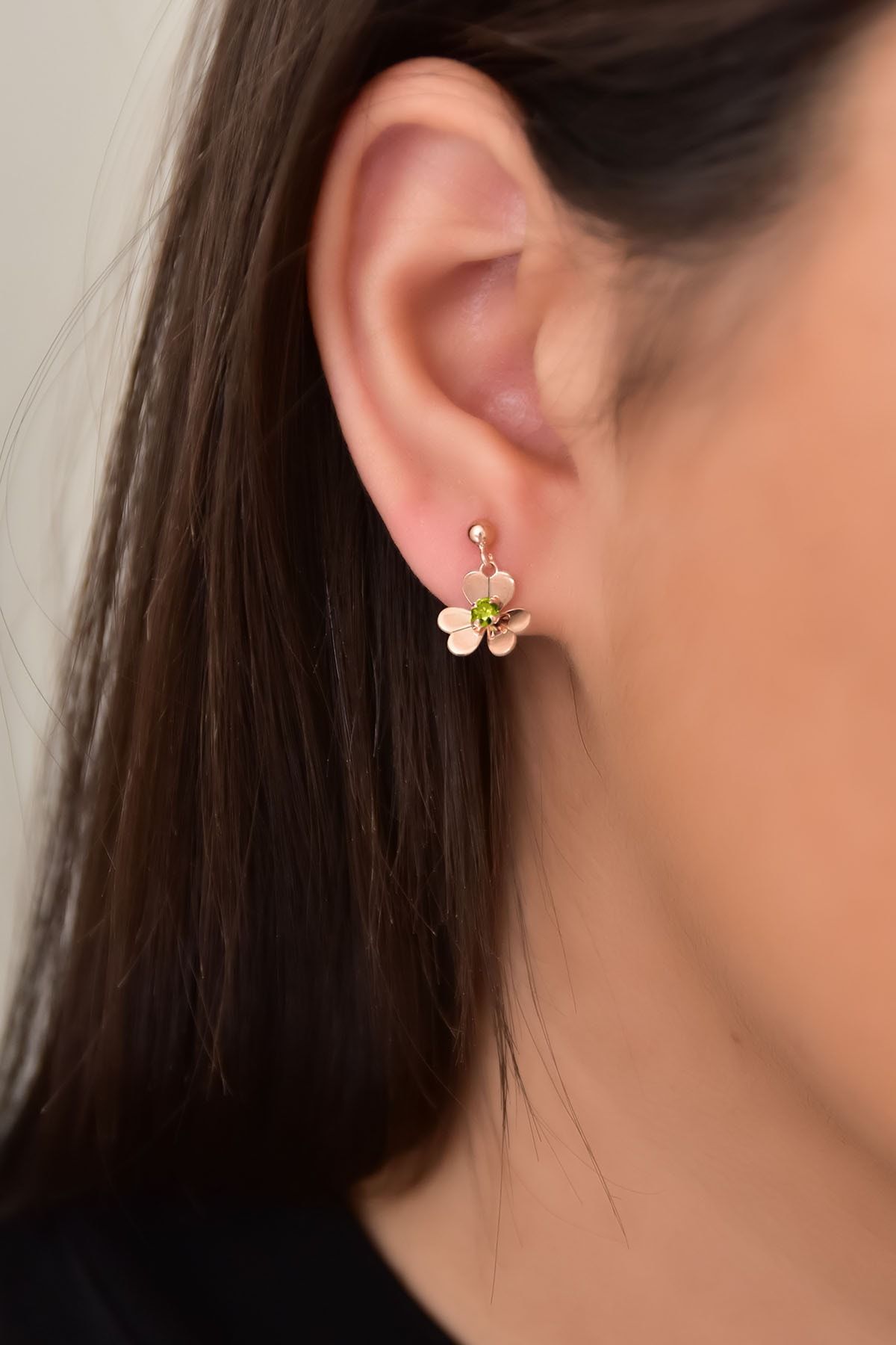 925 Ayar Gümüş Rose Kaplama Yeşil Taşlı Frezya Çiçeği Küpe